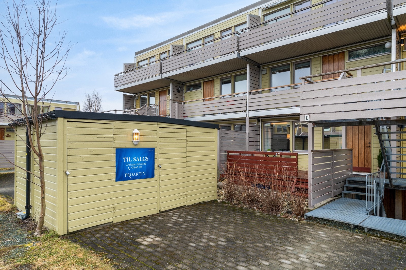 Leiligheten har store, fine uterom på begge sider av bygget, slik at man på godværsdagene kan flytte seg etter solen og nyte den gjennom hele dagen. Ute disponerer man en felles bod. Galleribilde