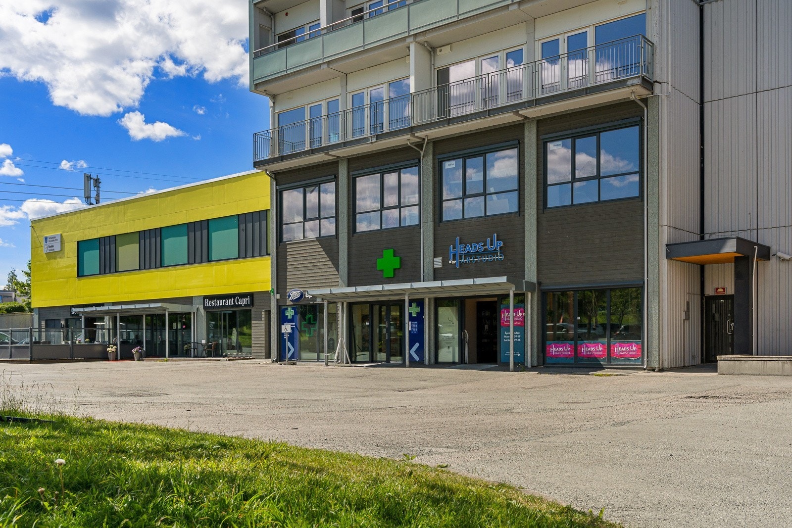 Der finnes også apotek, kles- og garnbutikk, frisør, spisested, legesenter, tannklinikk og bibliotek. Galleribilde