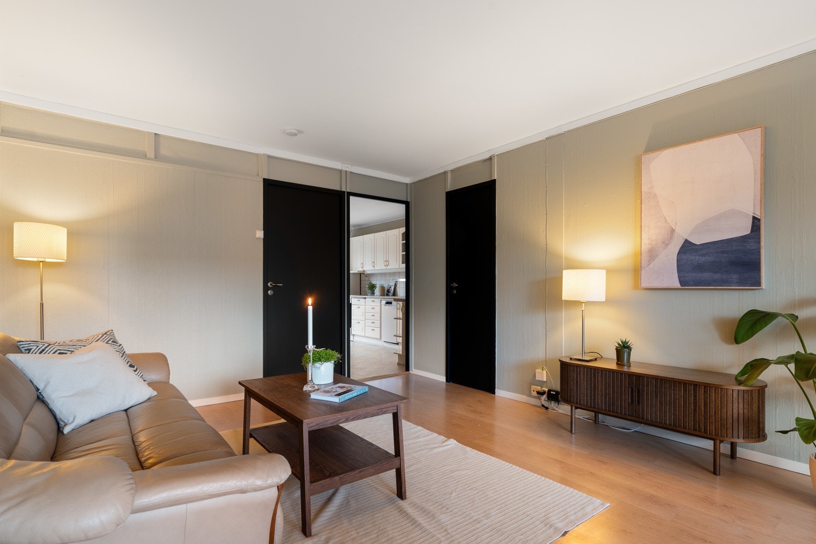 Det er gode oppbevaringsmuligheter, både i og utenfor leiligheten. I tillegg til den innvendige boden på 2,5 kvm, disponerer man en privat bod i kjeller på 15 kvm. Galleribilde