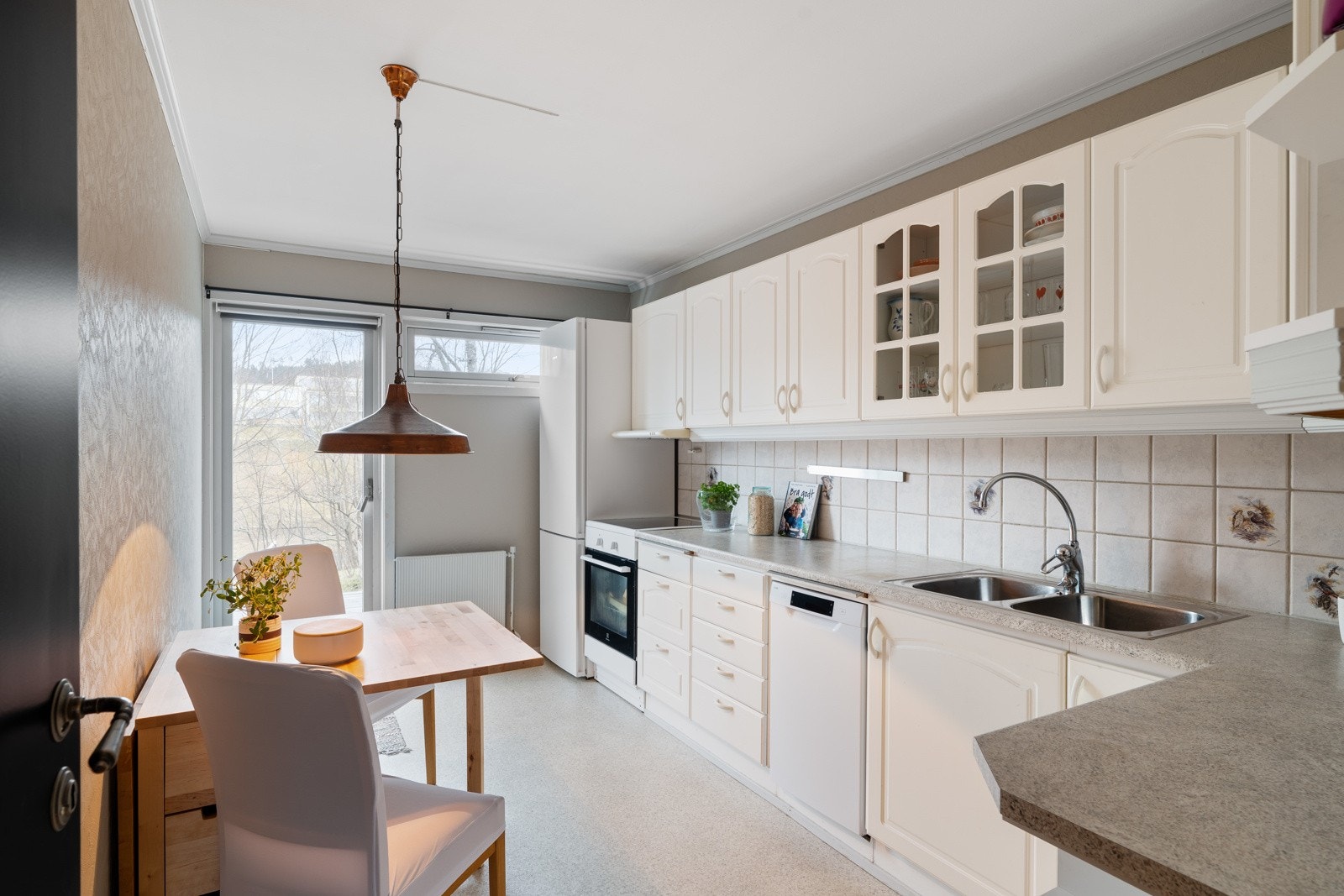 Kjøkkenet, som måler 10,5 kvm, har en klassisk innredning med profilerte fronter. Galleribilde