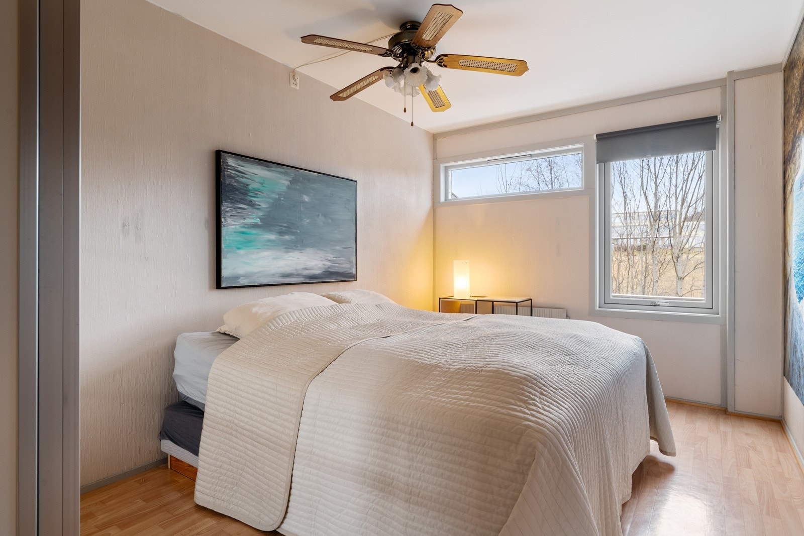 Leiligheten kan by på et romslig soverom på 11,5 kvm. Det er god plass til en stor dobbeltseng og nattbord. Galleribilde