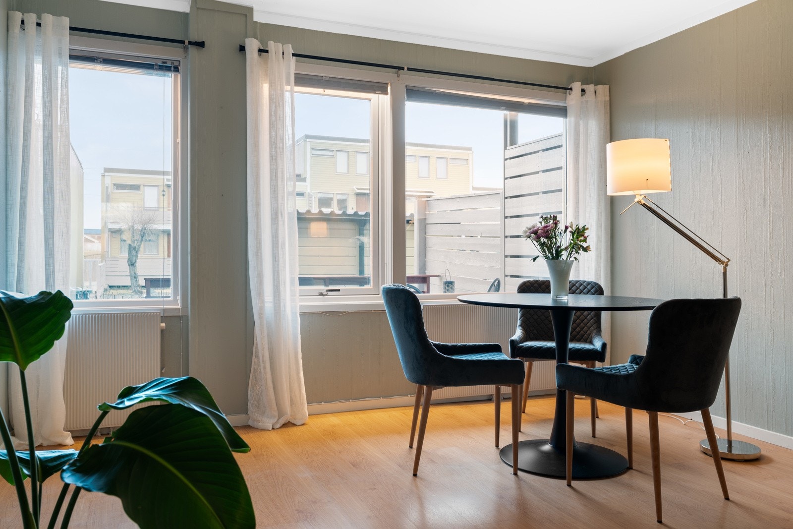 Rause vindusflater gir godt med lys til oppholdsrommet. Galleribilde