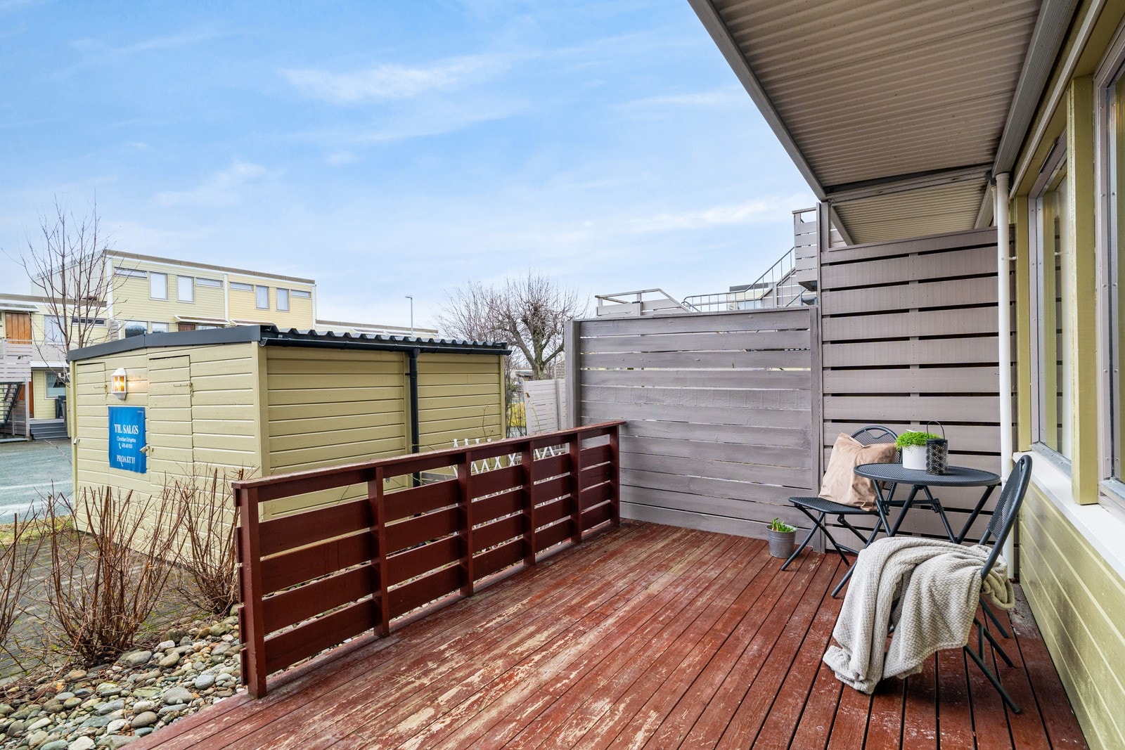 Ved inngangspartiet disponerer man en vestvendt terrasse med særdeles gode solforhold på ettermiddag- og kveldstid. Terrassen er delvis overbygd og har god plass til sittegruppe og grill. Galleribilde