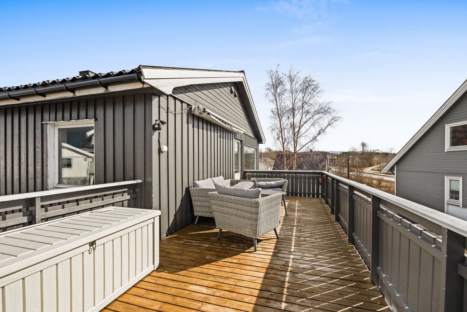 Vestvendt balkong med gode solforhold. Her er det god plassf or både sittegruppe og grill. Det er belysning på balkong, utvendig stikkontakt og markise Galleribilde