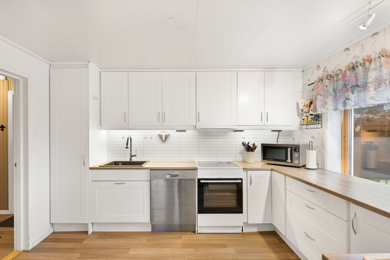 Kjøkken innredning med profilerte fronter og benkeplate av laminat Galleribilde