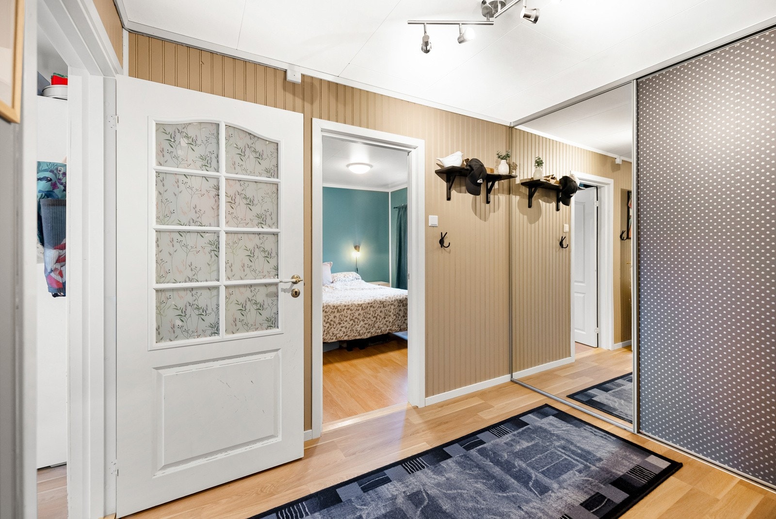 Gang med skyvedørsgarderobe, god plass for å henge fra seg både yttertøy og sko Galleribilde