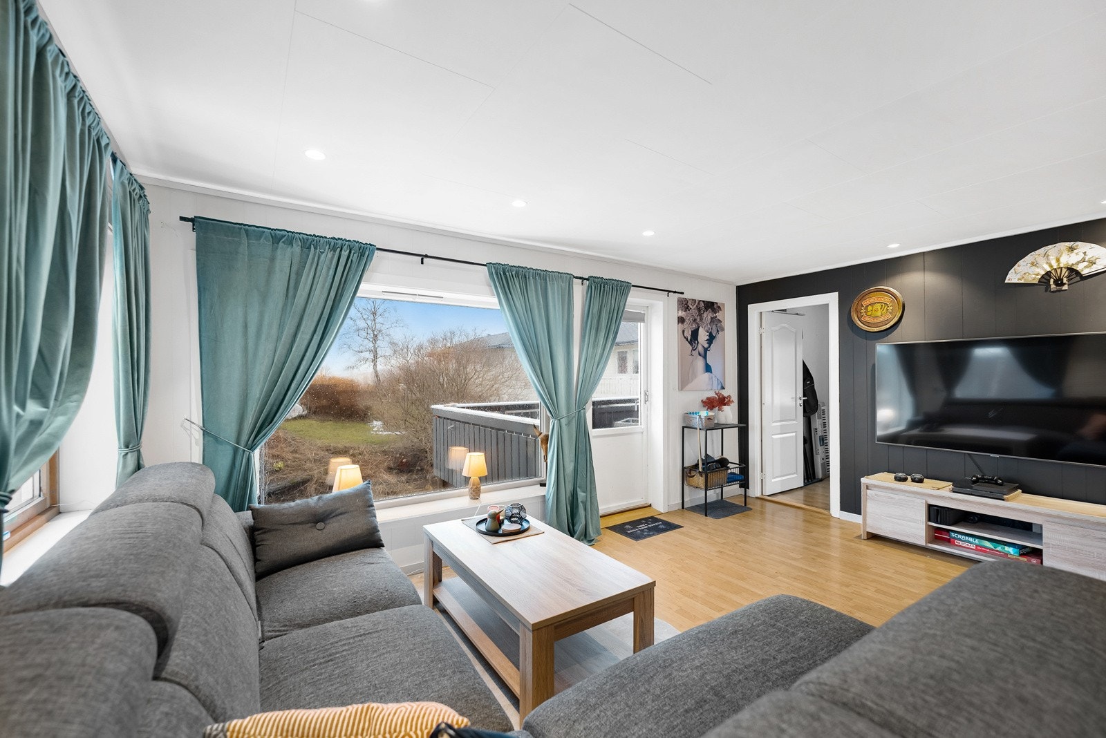 Fra stuen er det adkomst til vestvendt balkong på ca. 20 kvm. Her får du meget gode solforhold og kan nyte lange sommerkvelder med noe godt i glasset Galleribilde