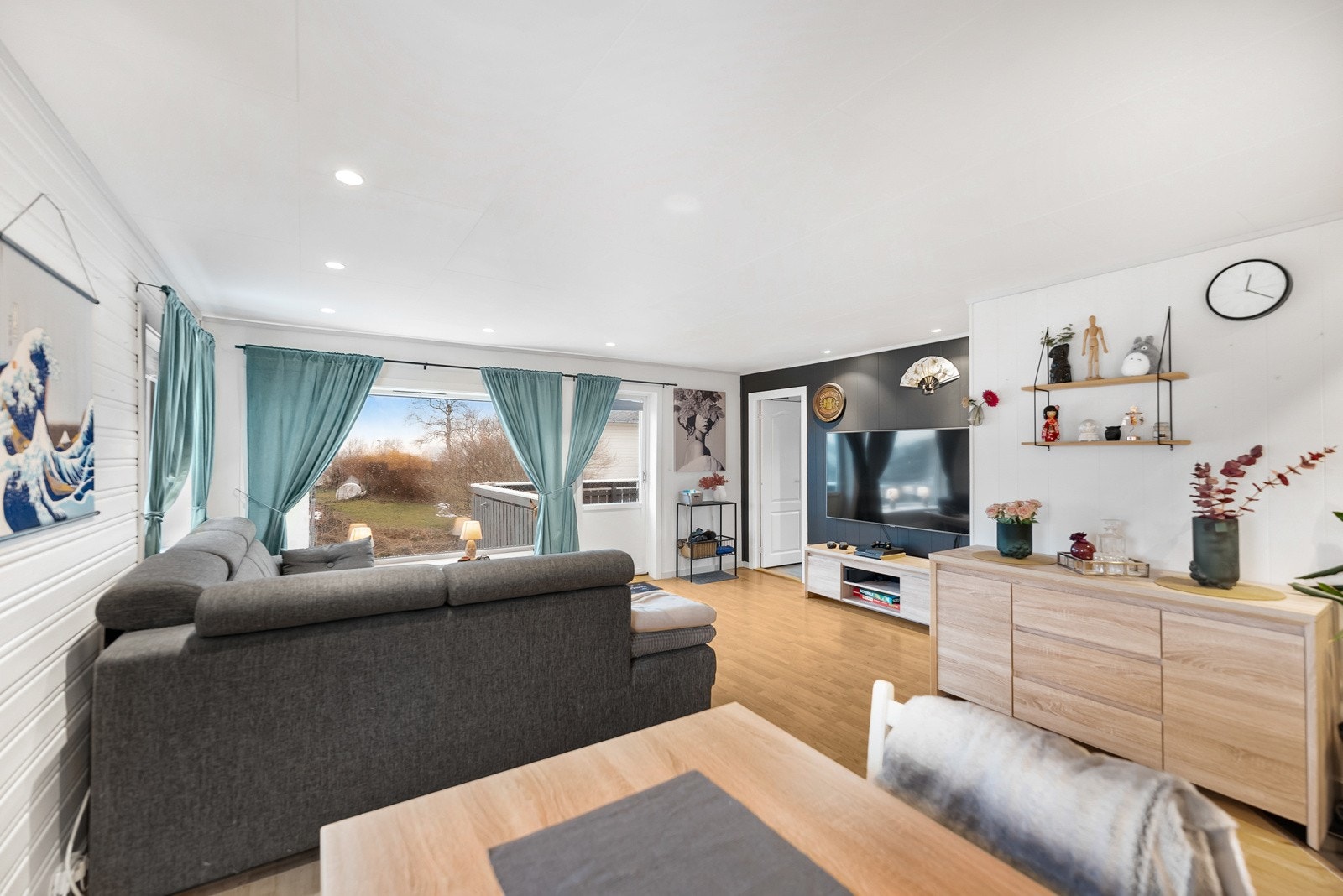 I stuen er det plass for stor sofa med naturlig plass for TV Galleribilde