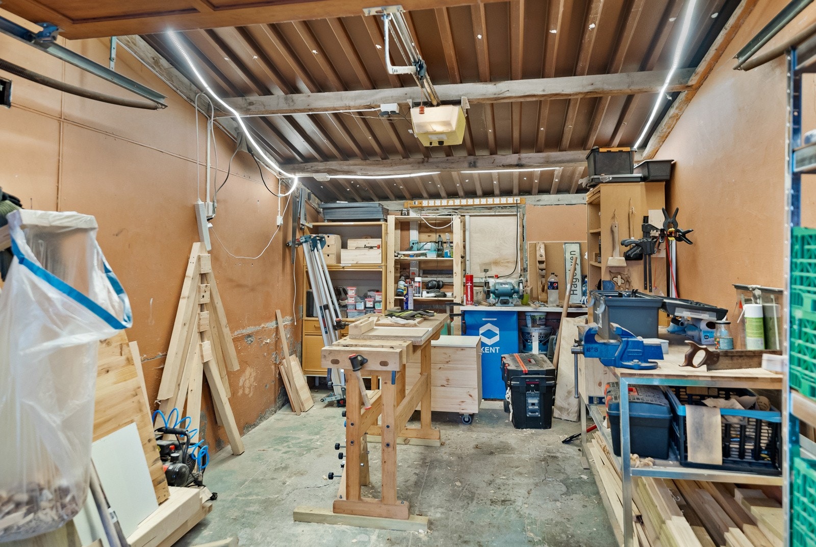 Integrert garasje som i dag blir benyttet som verksted Galleribilde