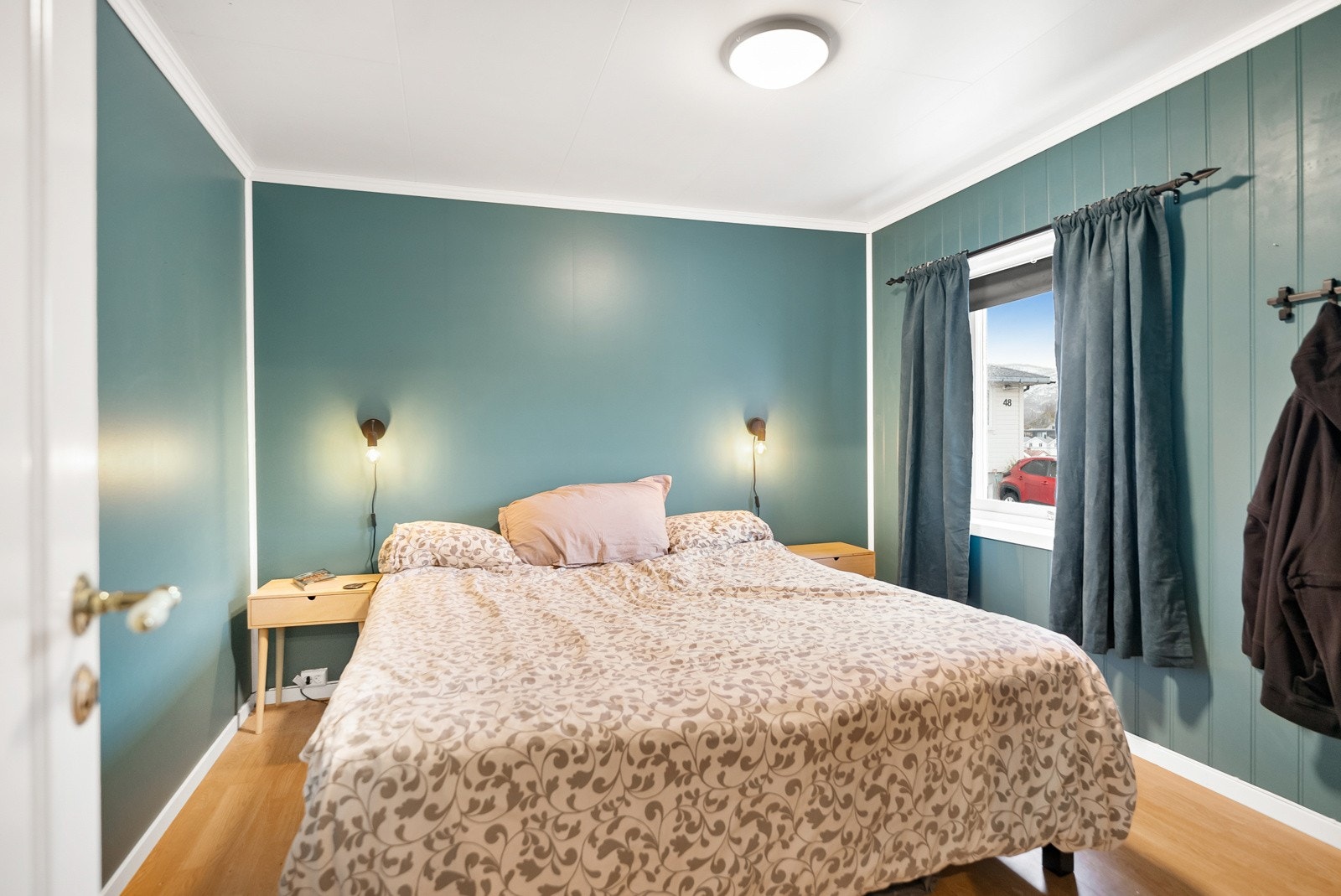 Romslig soverom med behagelig fargevalg. Her er det god plass for både dolbbelseng, nattbord og garderobeløsning Galleribilde