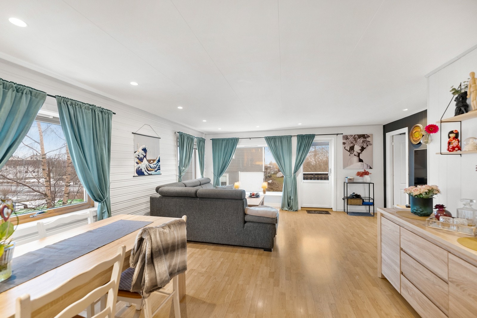 Boligen har naturlige møbleringssoner med mulighet for spisestue med nærhet til kjøkken Galleribilde