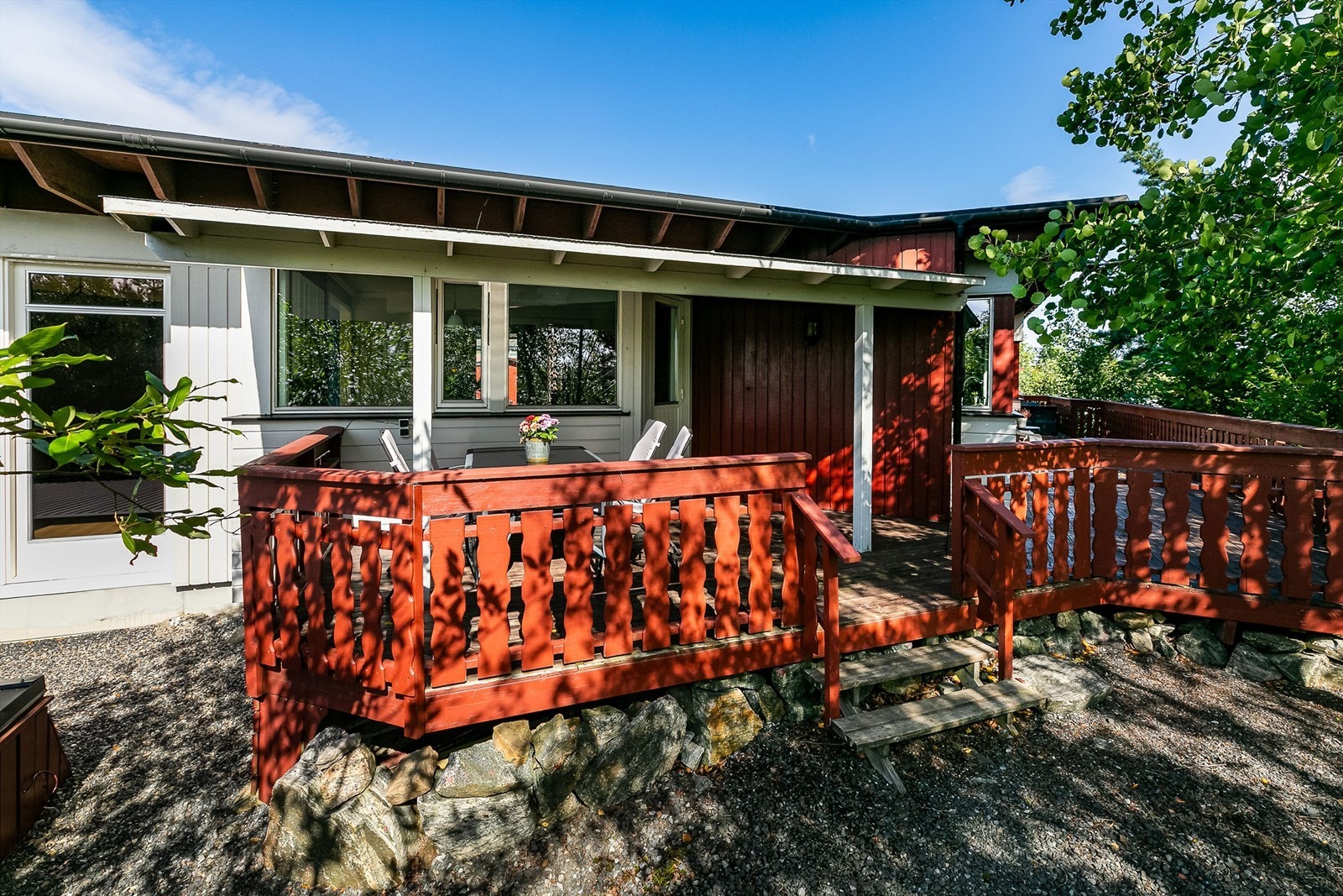 Omfangsrik terrasse omfavner boligens østre side. Galleribilde