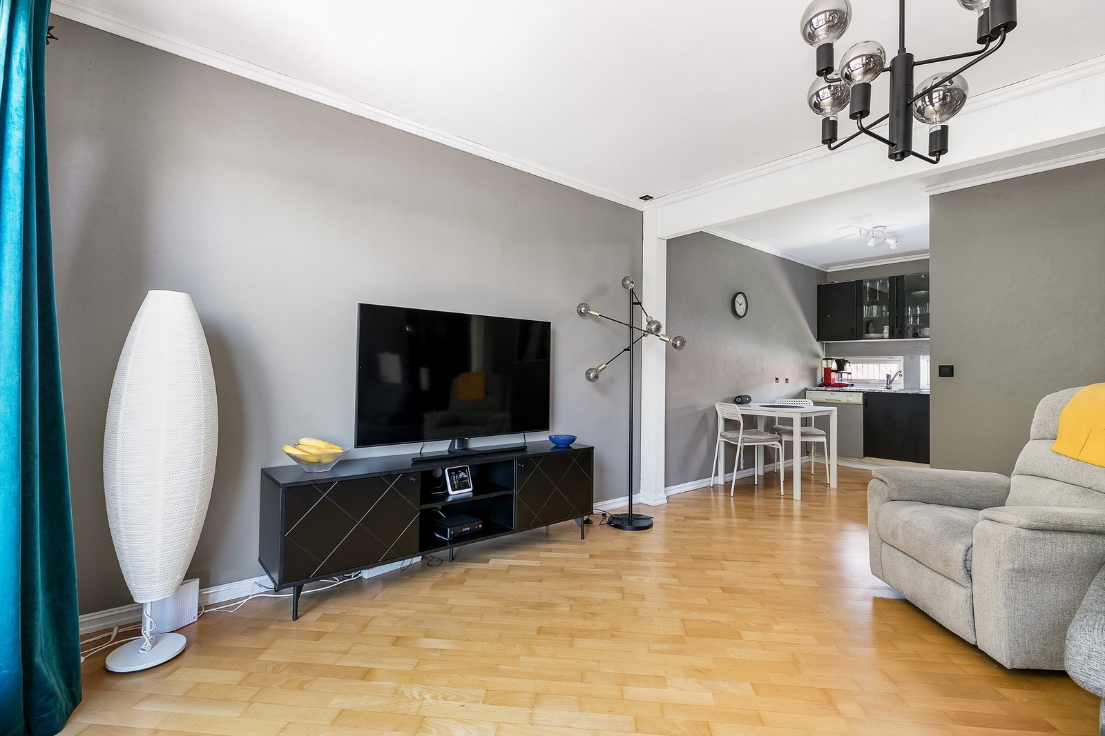 Leilighetens romløsning er oversiktlig, med stue og kjøkken samlet i åpen løsning. Galleribilde