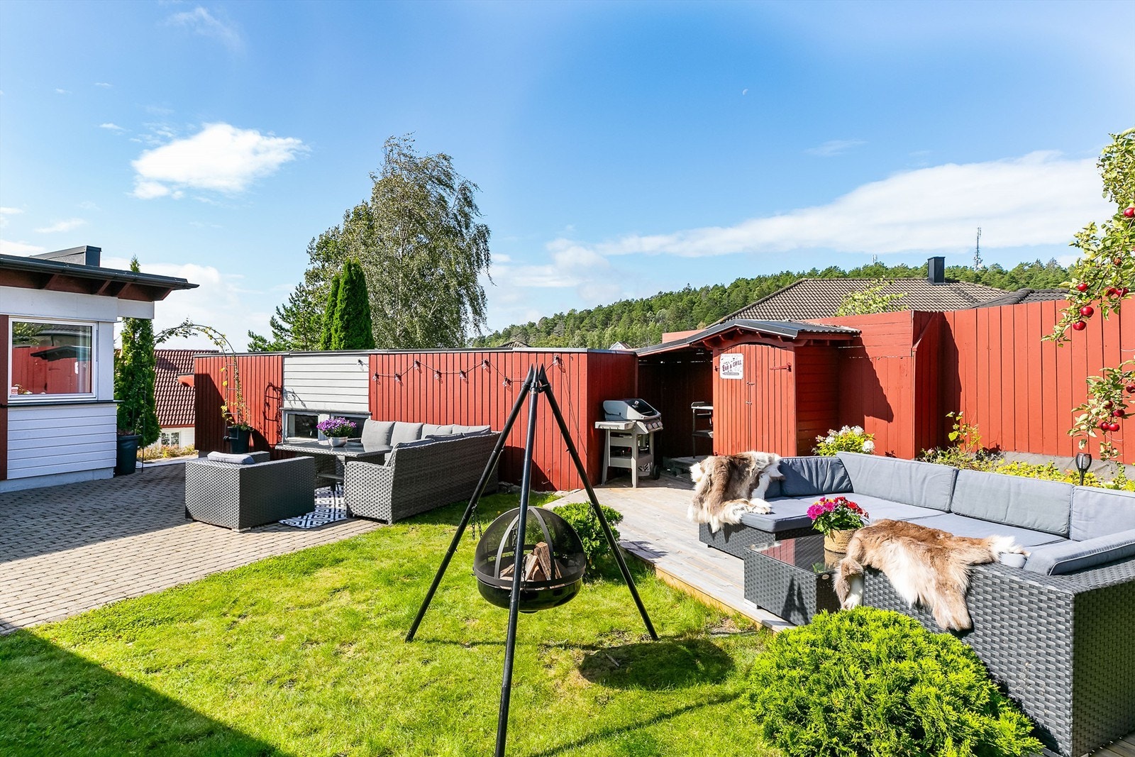 Eiendommen ligger i høyt terreng og har gode solforhold dagen gjennom. Galleribilde