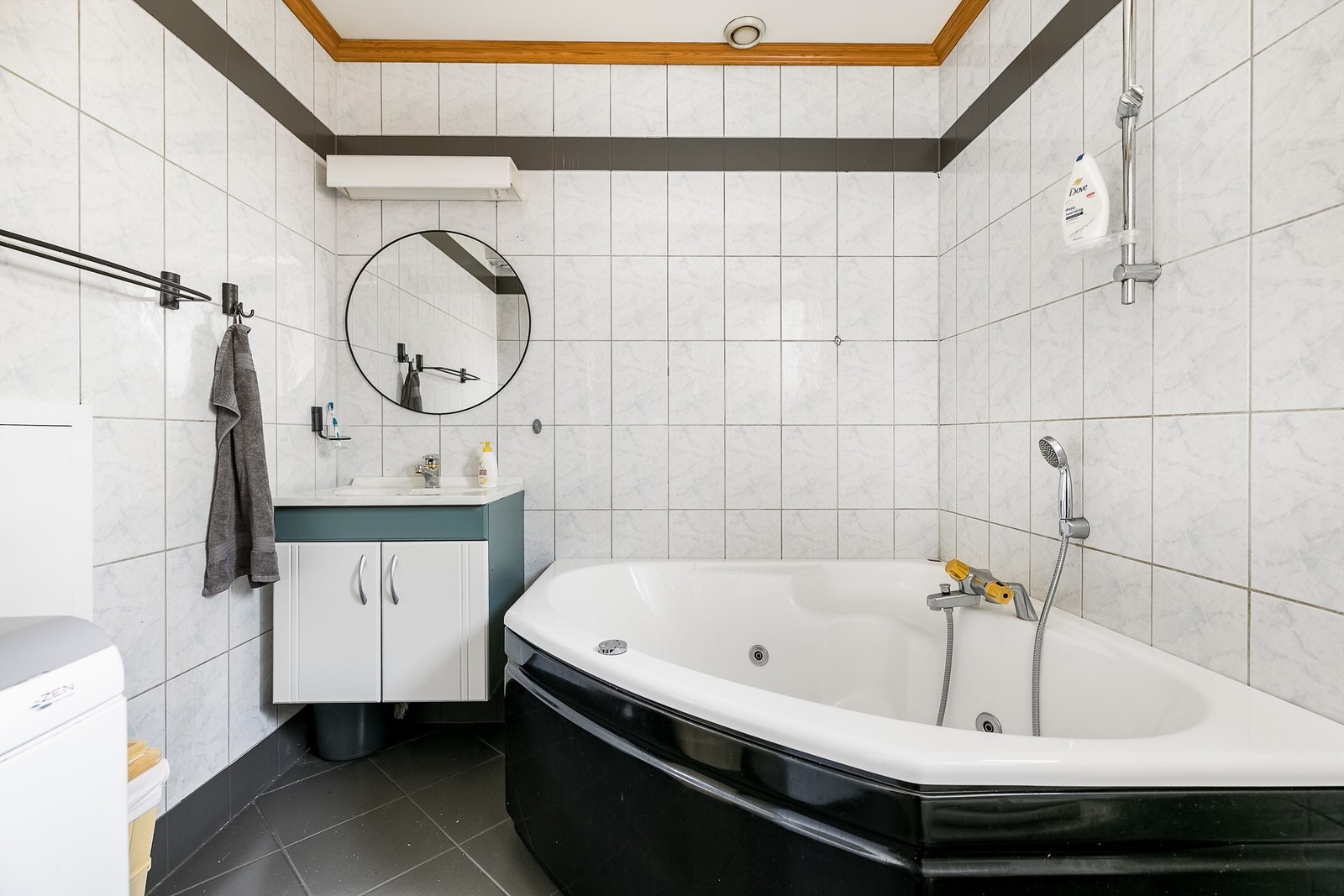 I leilighetens bad er arealet på ca. 6 kvm. velutnyttet, blant annet med hjørnebadekar. Galleribilde