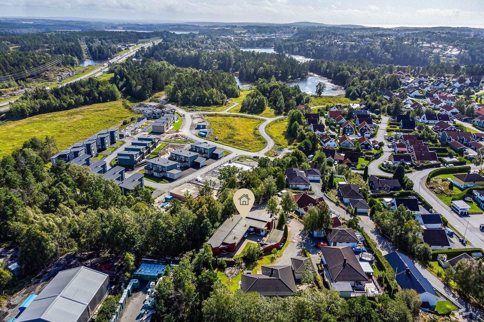 Eiendommen er tilbaketrukket helt øverst i Bjørnåsveien ved Sydskogen, like utenfor sentrum av Moss. Galleribilde