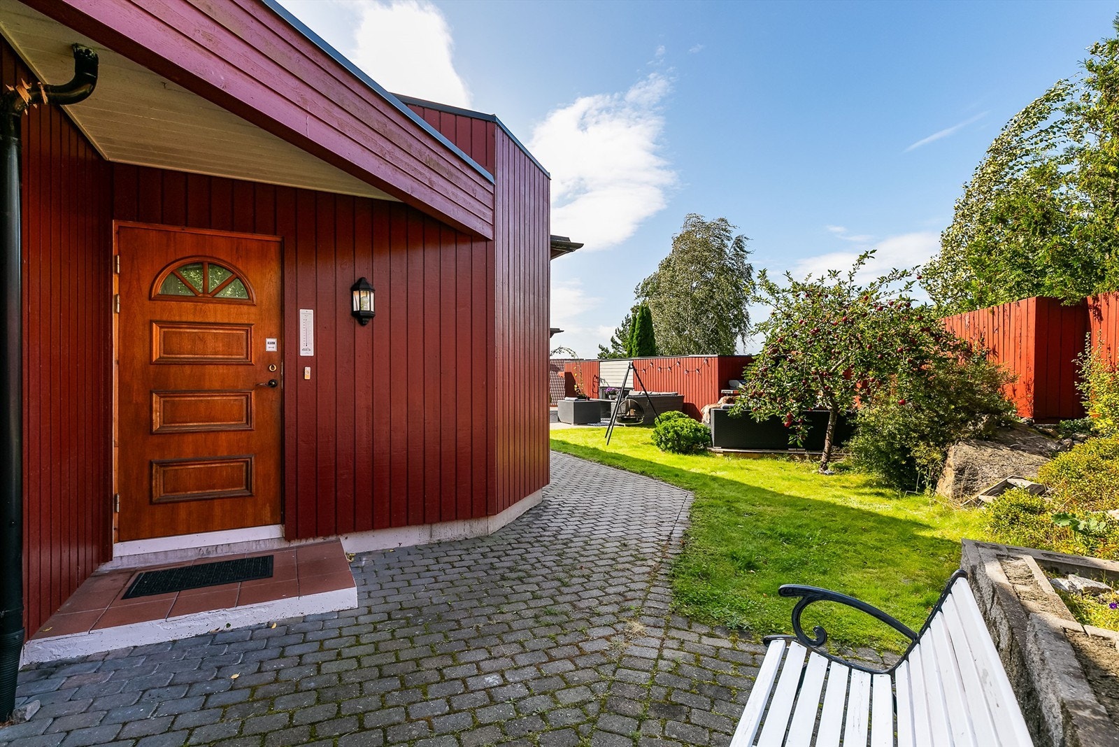 Leiligheten har eget inngangsparti lengst nord i hagen. Galleribilde