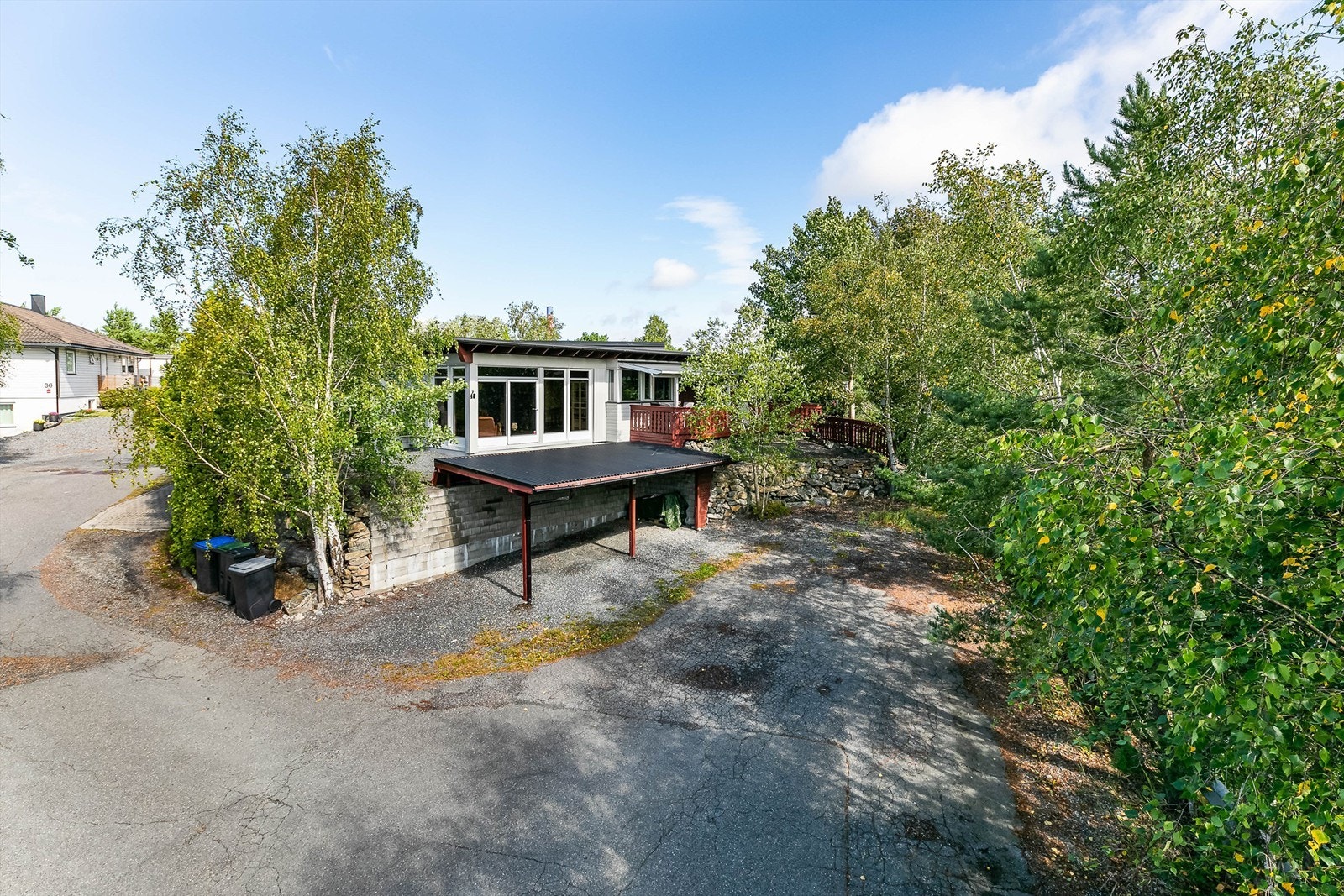 I tillegg til garasje er carport anlagt lengst syd på tomten. Galleribilde