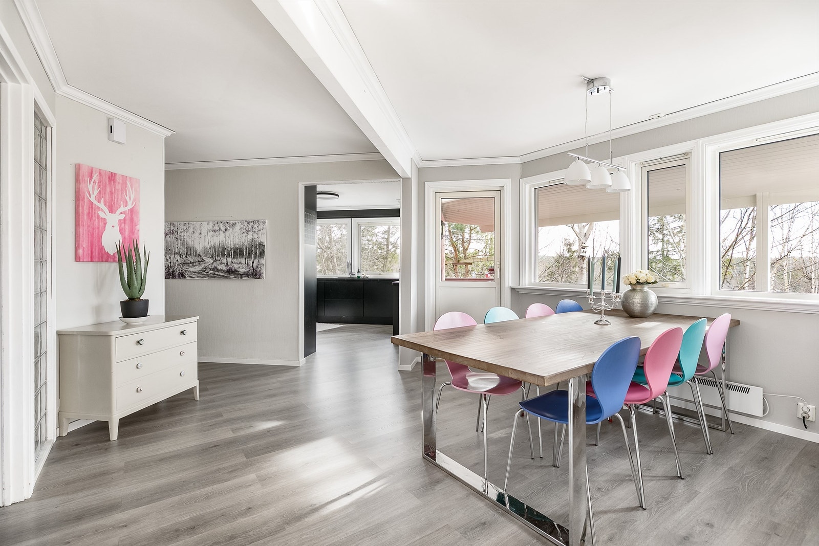 Ny én-stavs laminat ble i 2021 lagt gjennomgående og terskelfritt for et helhetlig uttrykk. Det er sentralstøvsuger i boligen. Galleribilde