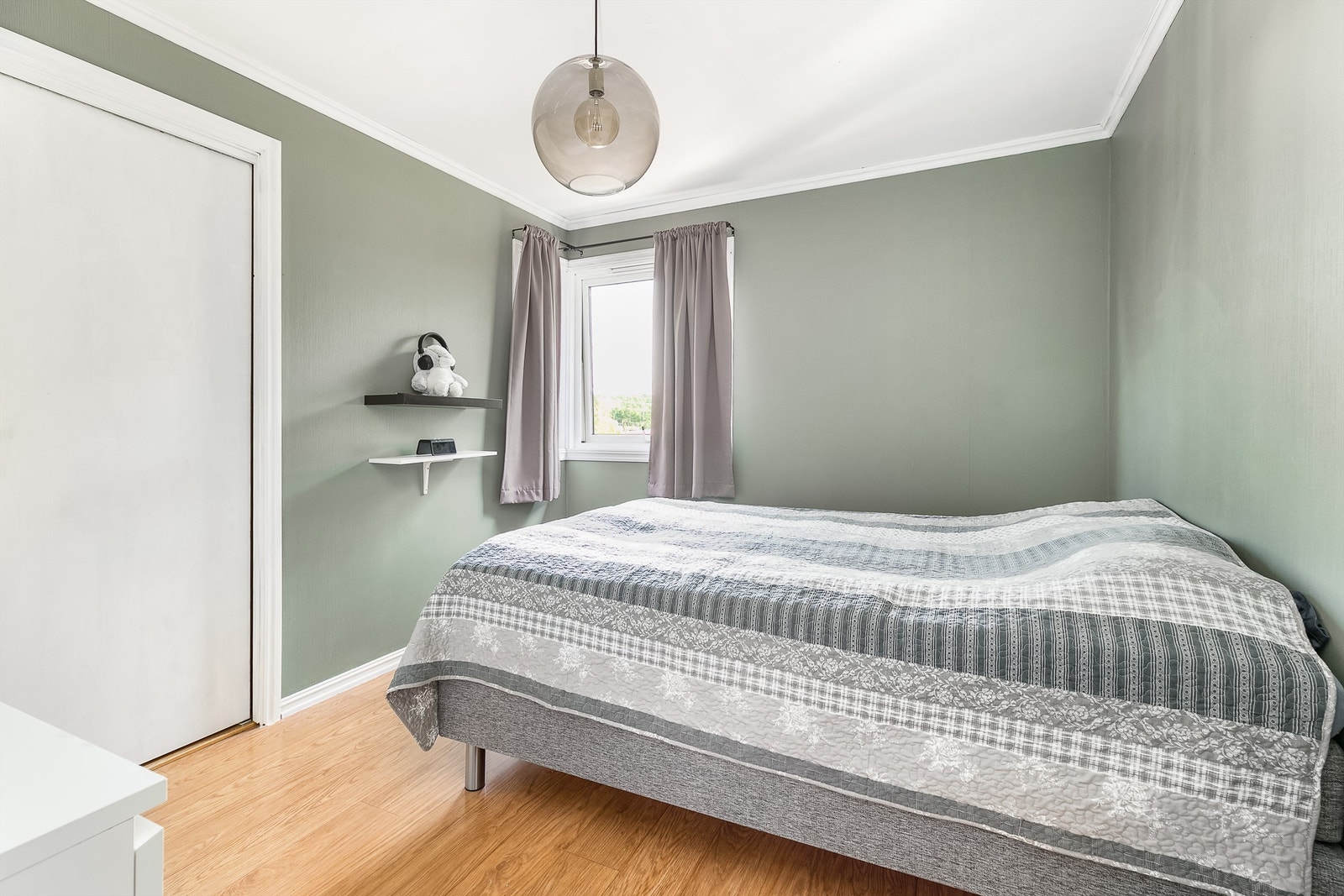 Leilighetens soverom er på ca. 11 kvm. og har tilknyttet bod på ca. 4,5 kvm. Galleribilde