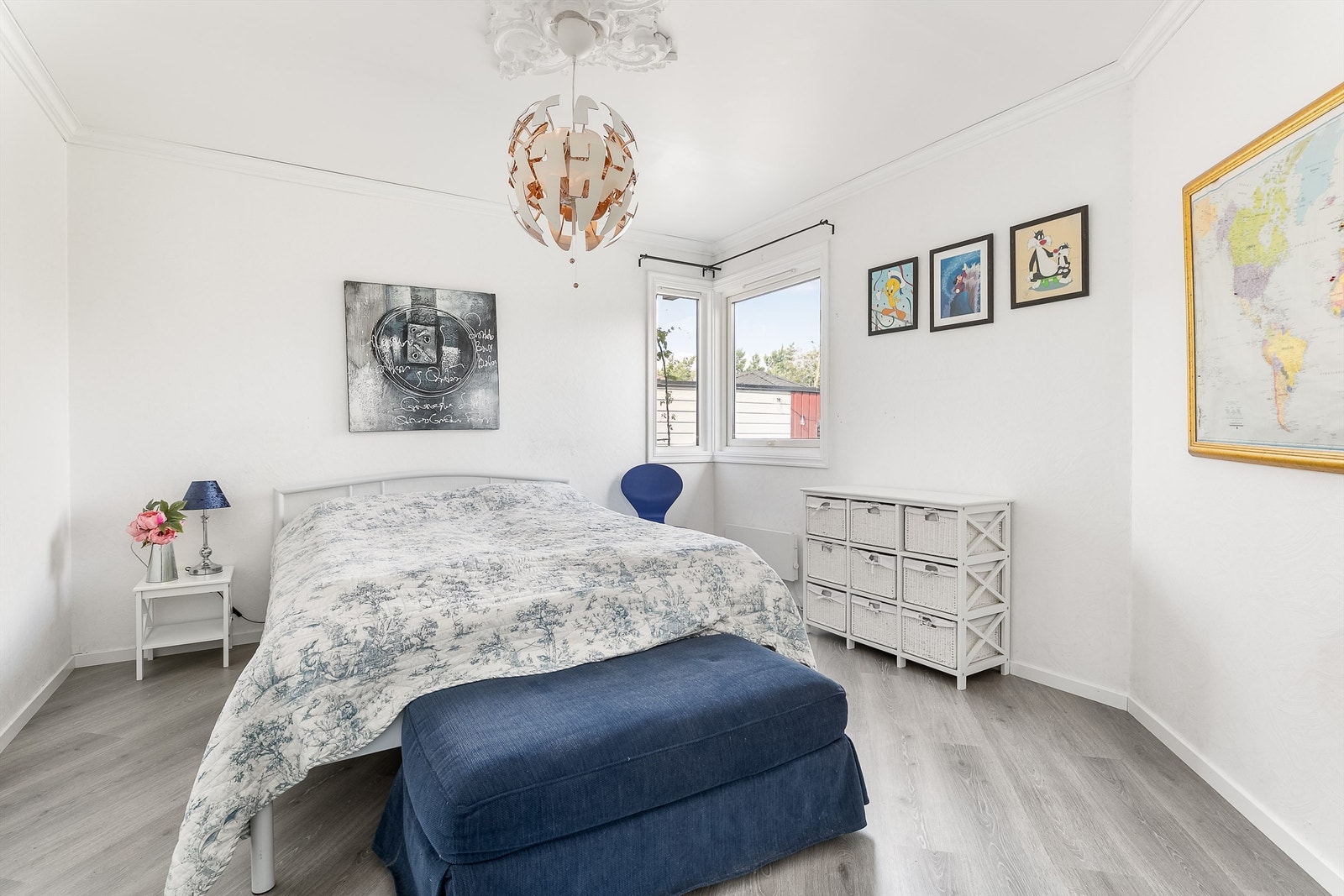 Hoveddelen inneholder store soverom, deriblant dette på hele 15 kvm. som er tilgjengelig fra entreen. Galleribilde