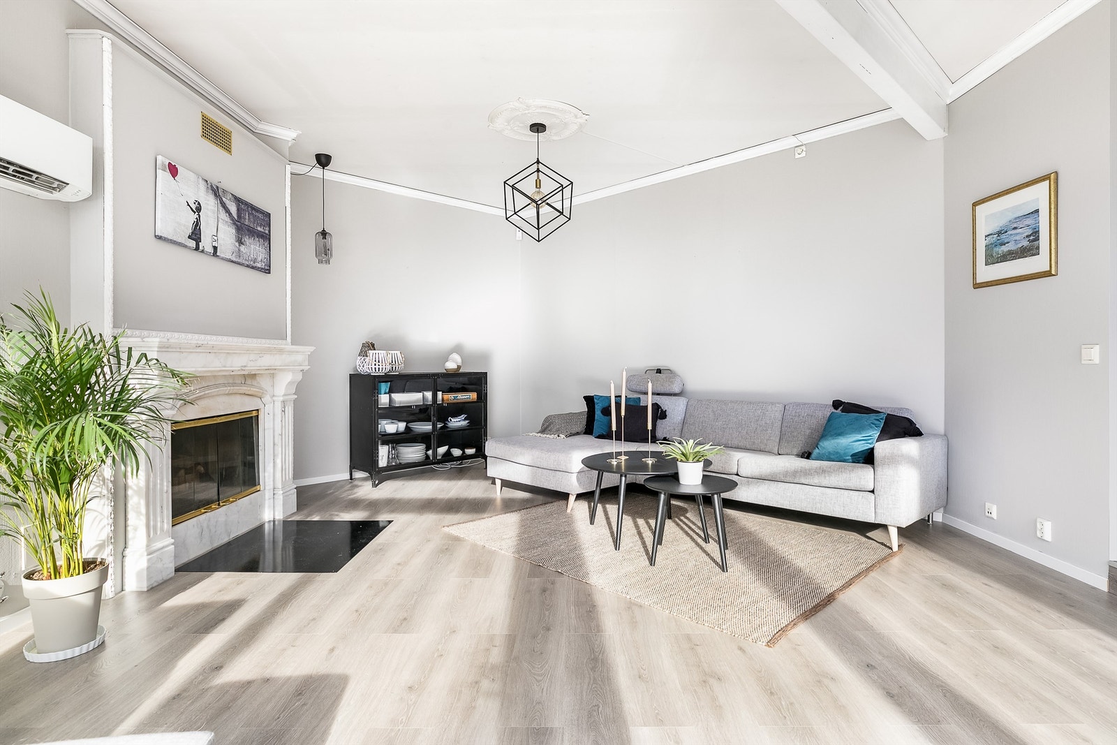 Alle rom i boligens hoveddel ble pusset opp gjennom sommeren 2021. Ny varmepumpe ble samtidig installert i stuen. Galleribilde