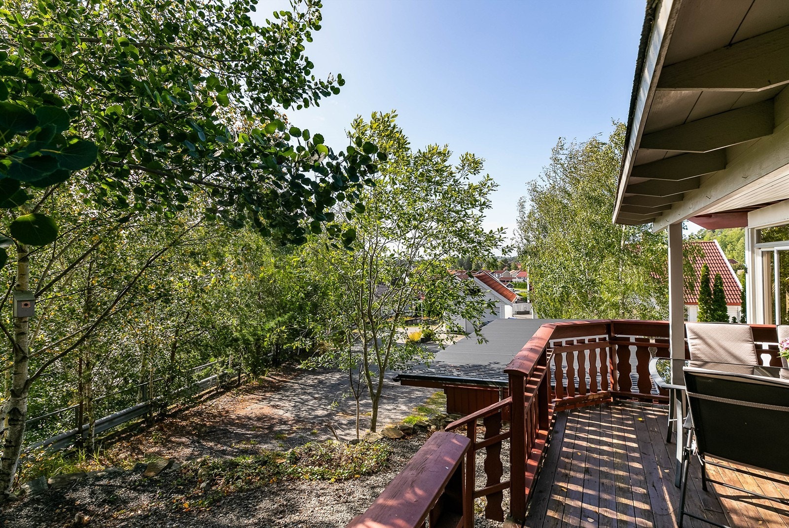 Mellom trærne sees noe utsikt i syd-vestlig retning. Galleribilde