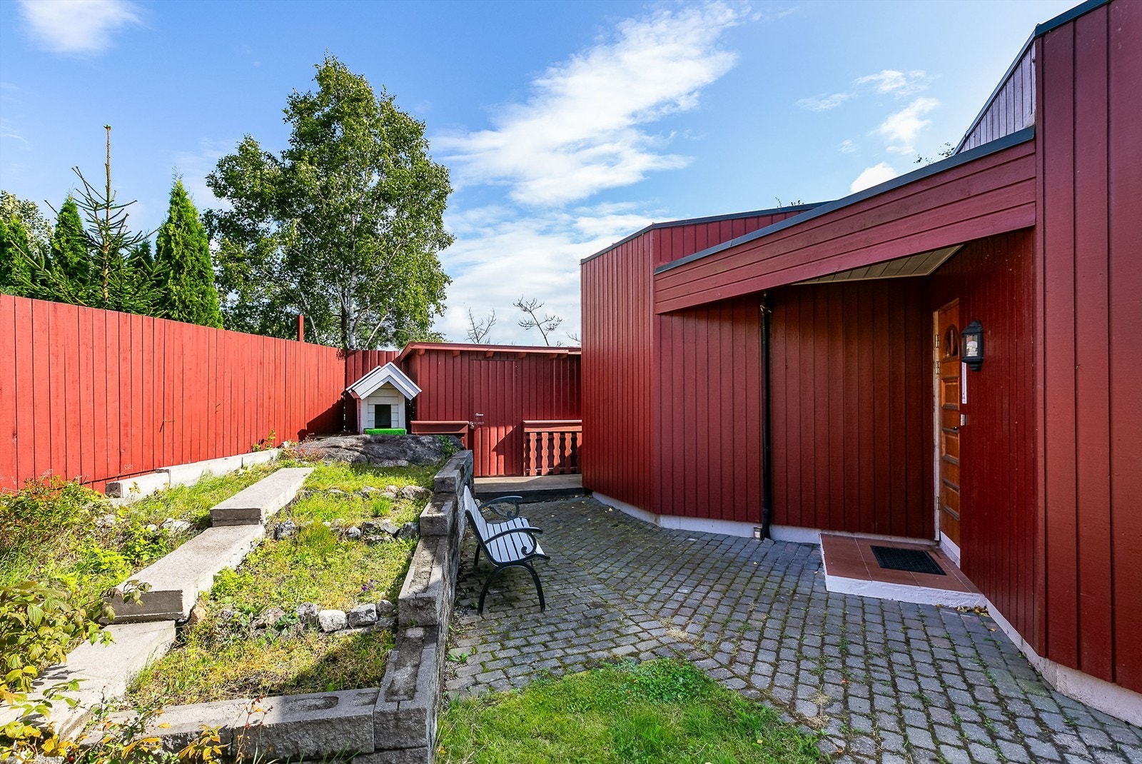 Leiligheten disponerer også egen uteplass hvor det sommerstid er sol andre del av dagen. Galleribilde