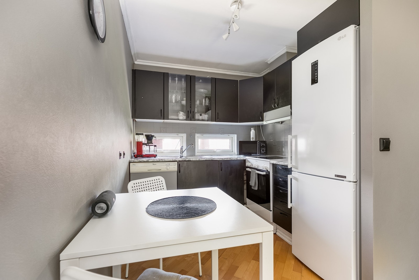 Leilighetens kjøkken er fra boligens byggeår og noe brukspreget, men funksjonell. Fronter er malt sorte for et tidsaktuelt uttrykk. Galleribilde