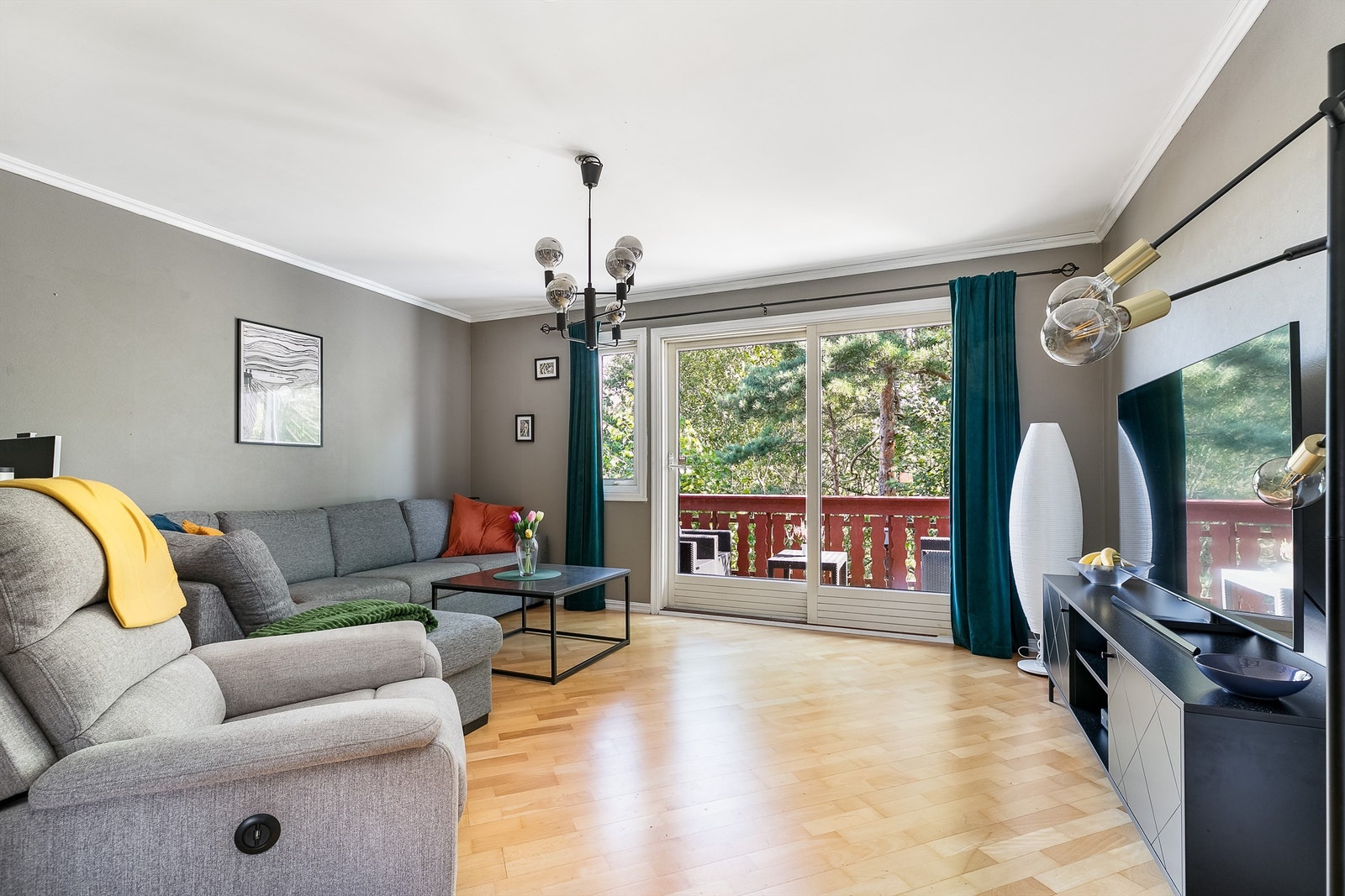 Oppussing er også utført i leiligheten, nærmere bestemt behandling og maling av overflater utenom gulvene. Galleribilde