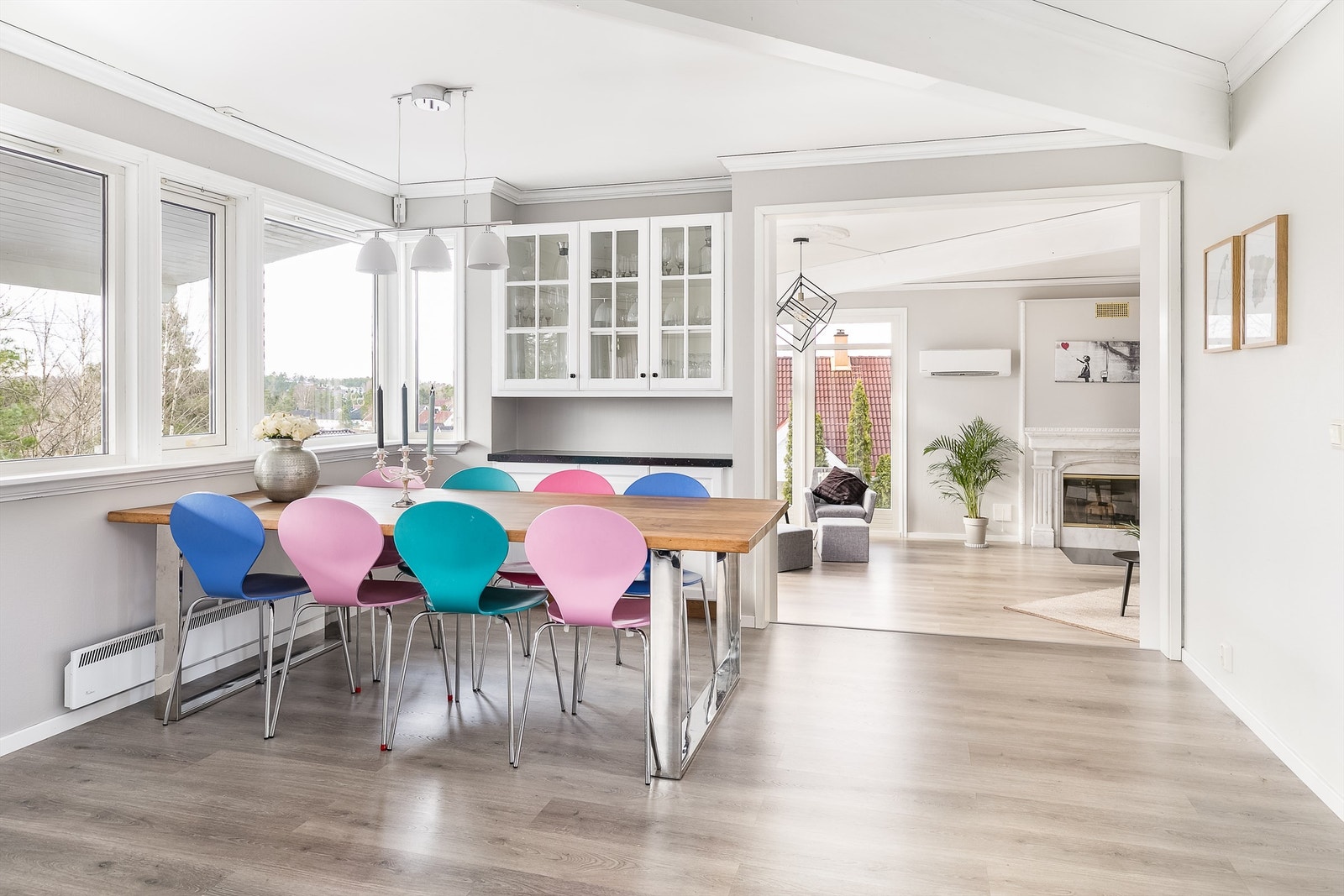 Som fasaden antyder har boligen sterk egenart også innvendig. Stuen og spisestuen er til sammen på nær 50 kvm. Galleribilde