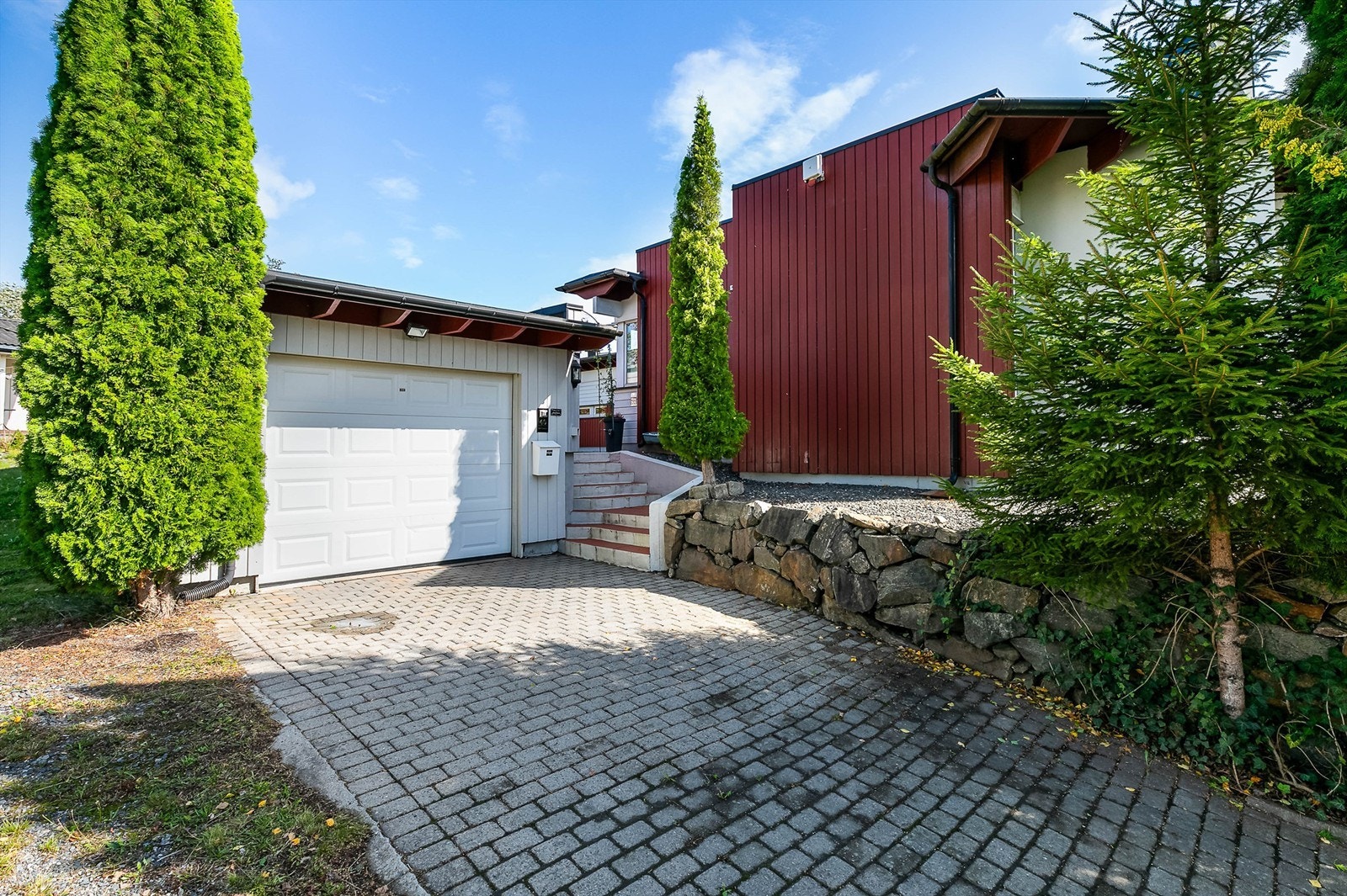 Garasjen ble oppført i 2001 og har motorisert port-åpner. Galleribilde