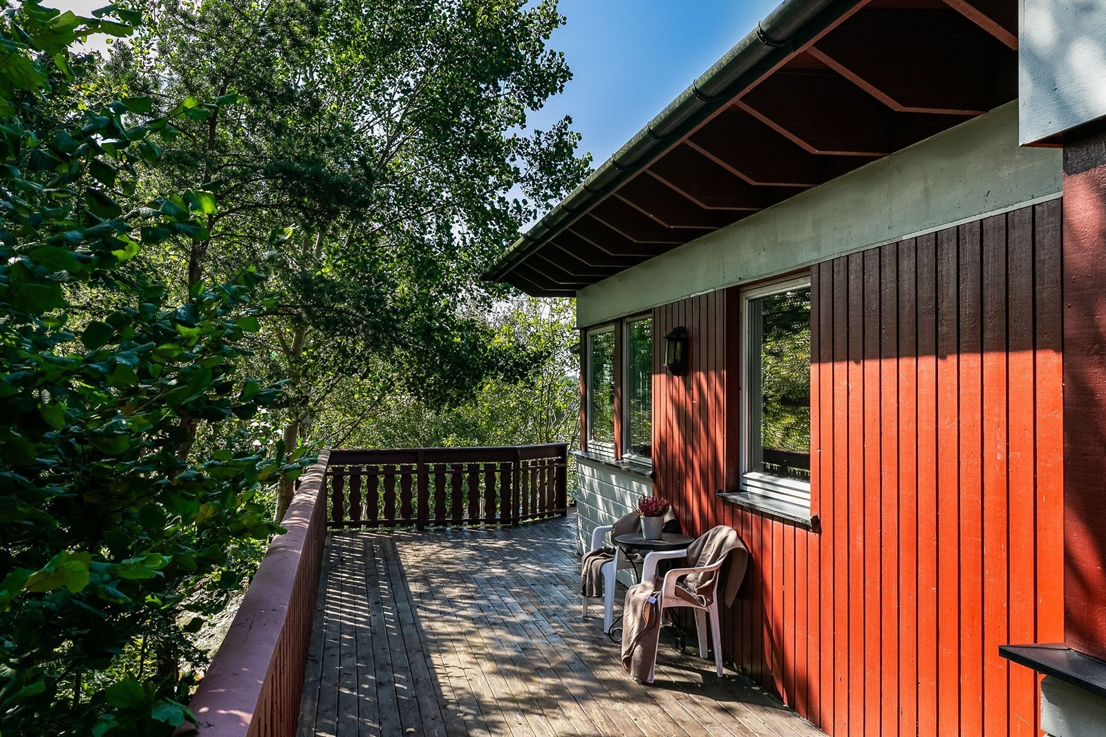 Utearealer på både øst- og vest-siden gir mulighet til å følge solens gang gjennom dagen. Galleribilde