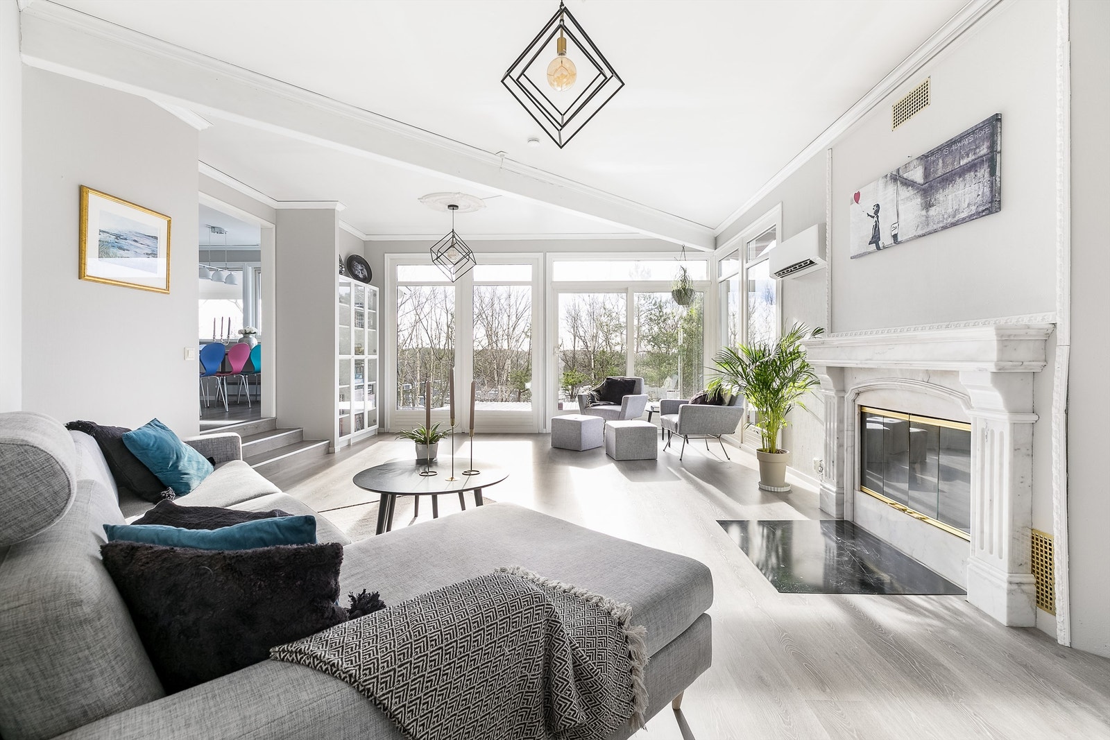 Høyreiste vinduer med store flater orientert i sydlig retning fyller stuen med naturlig lys dagen gjennom. Galleribilde