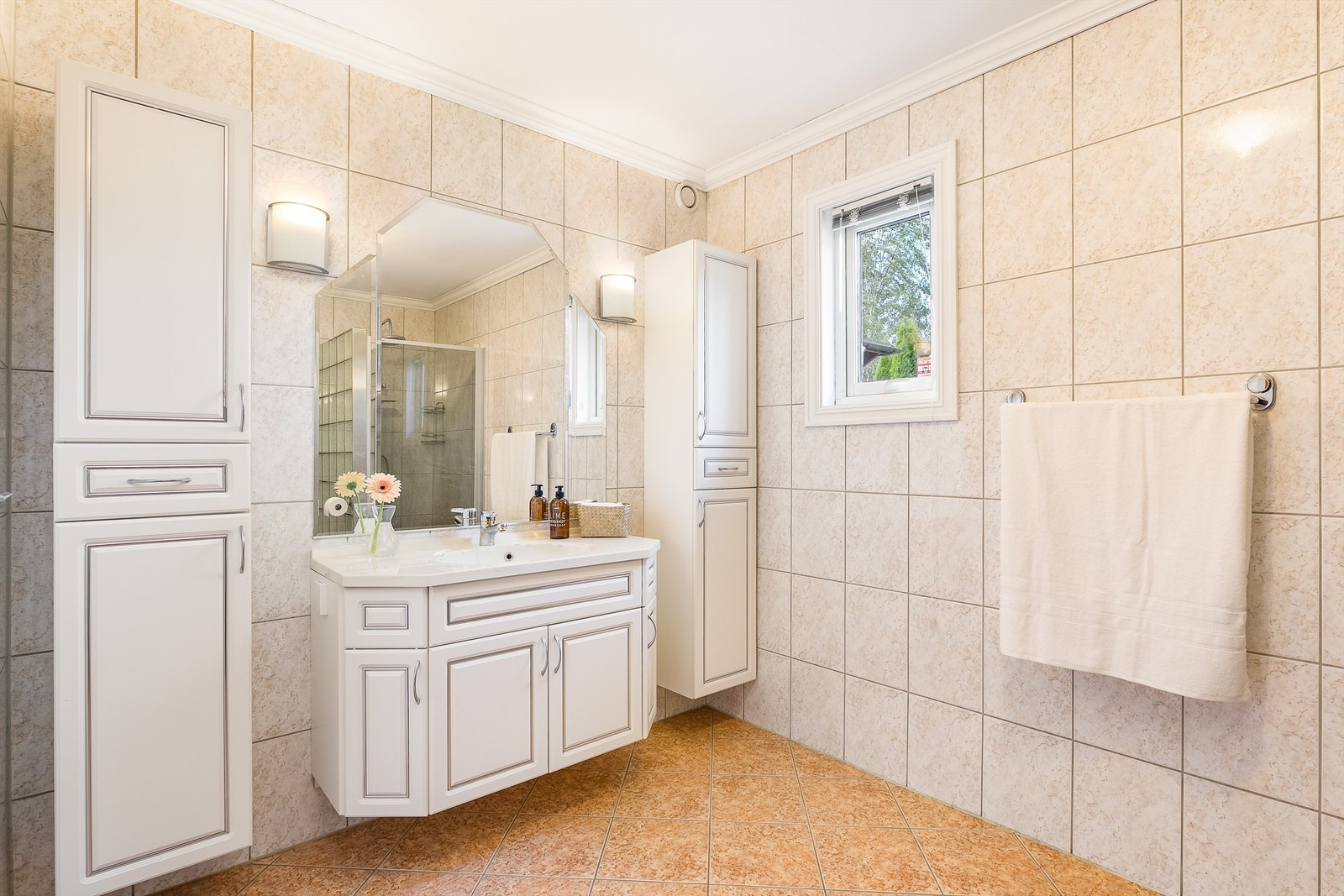 Både hoveddelens og leilighetens bad er fra byggeåret. Dette har et generøst areal på hele 10 kvm. Galleribilde