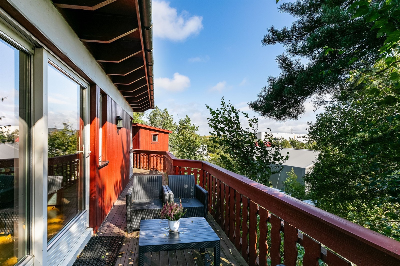 Boligens adskilte leilighet disponerer nordre del av terrassen. Galleribilde