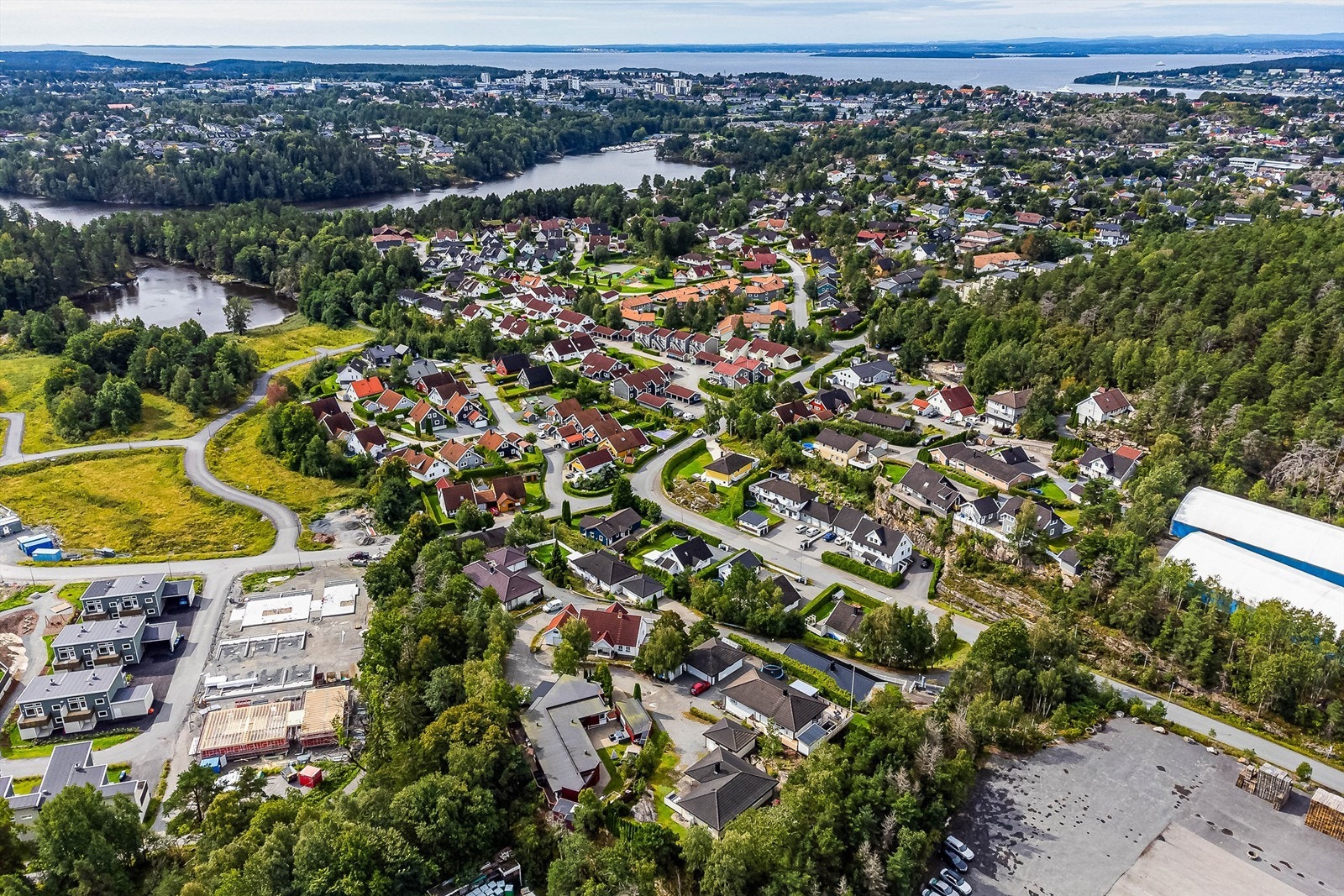 Sentrum er innenfor sykkelavstand, barnehage og skole er lett tilgjengelig i nærmiljøet. Det er også kort vei til E6. Galleribilde