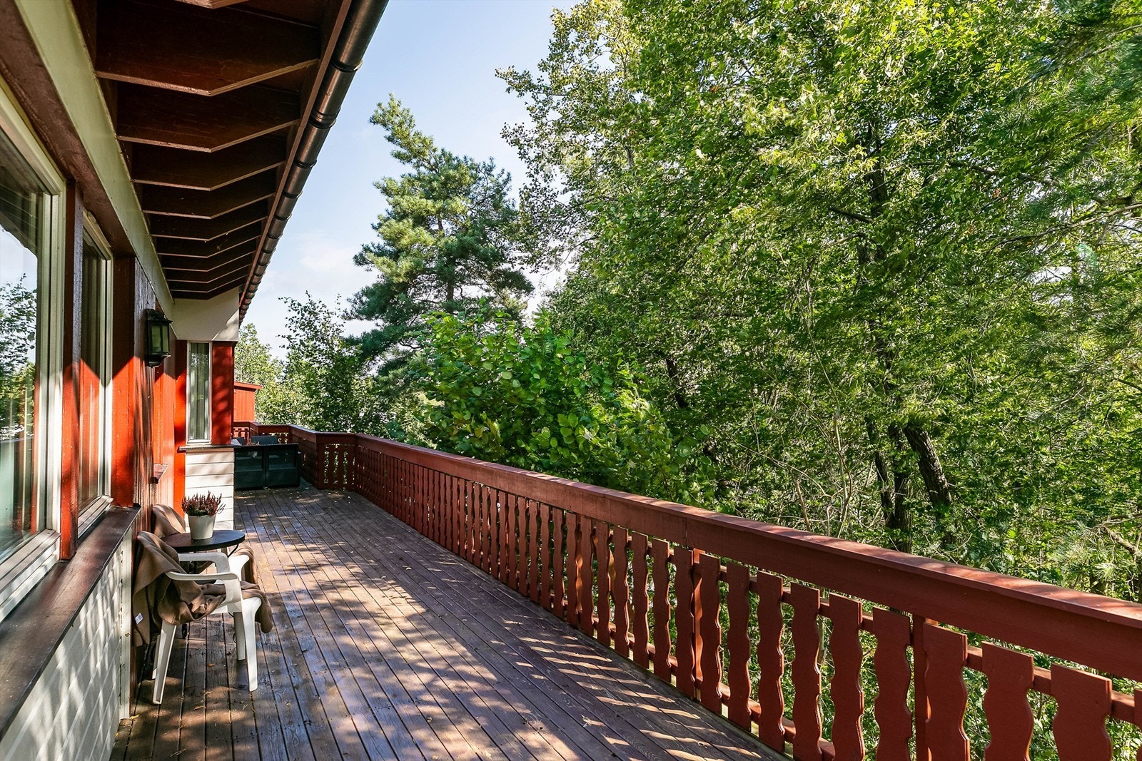 I øst grenser eiendommen til et større grøntareal med skog og naturlig vegetasjon. Galleribilde
