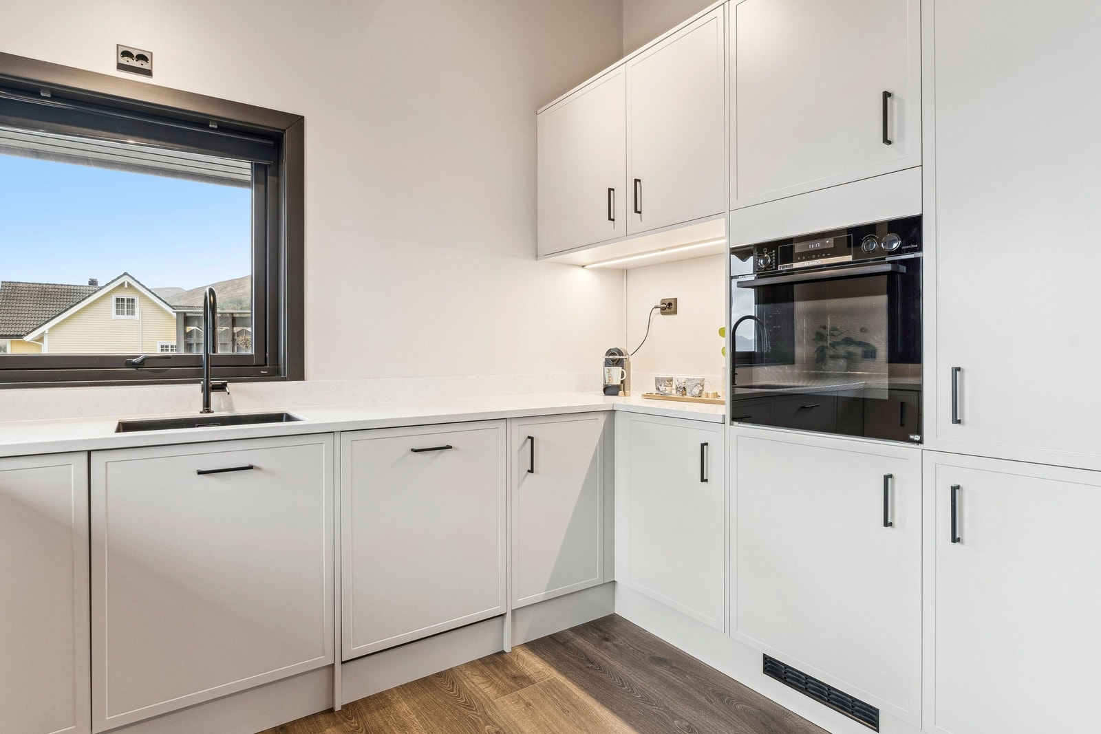 Innebygd oppvaskmaskin, kjøl og fryser. Galleribilde