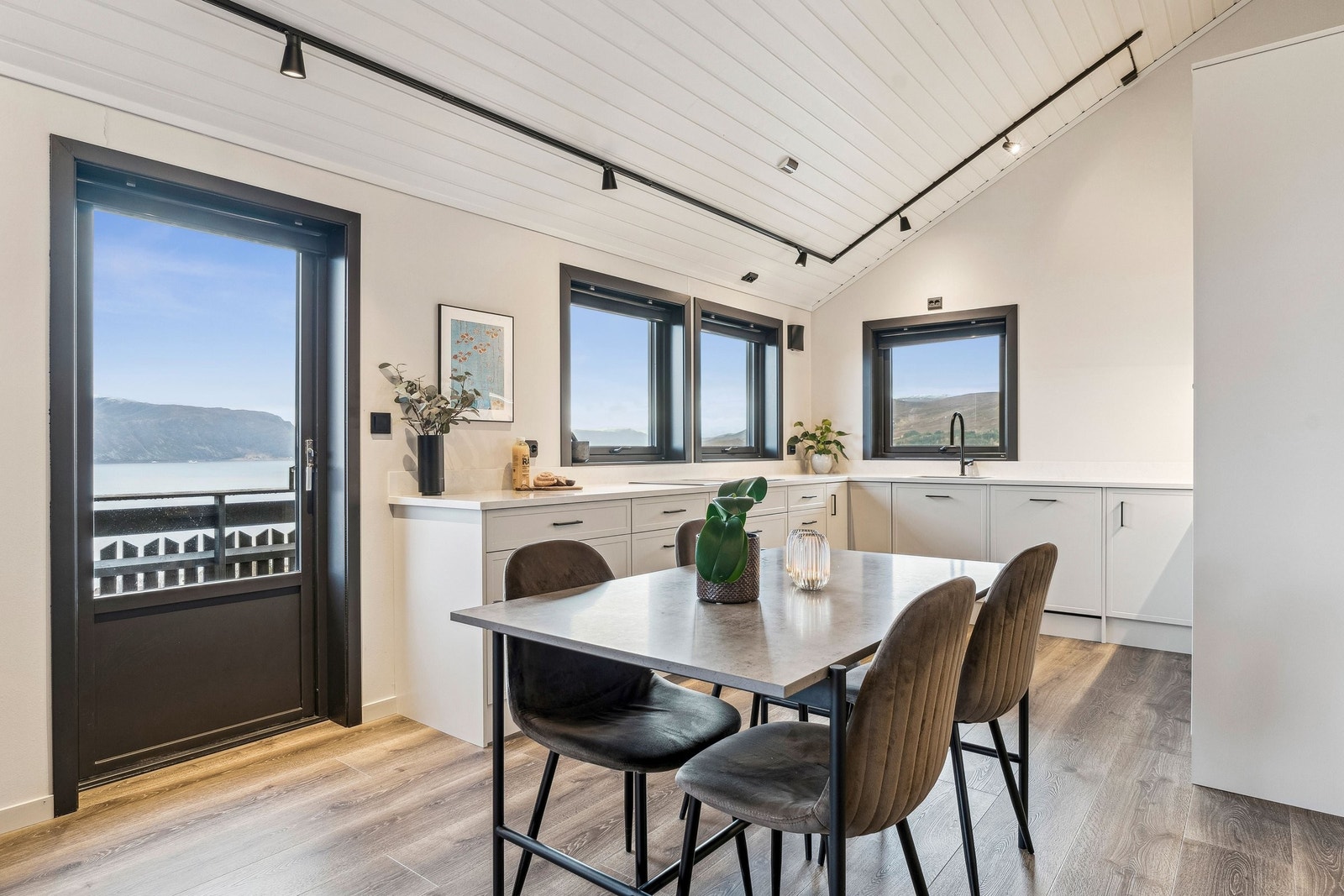 Stort kjøkken av kvalitetsleverandøren Fossline med steinbenkeplate! Galleribilde