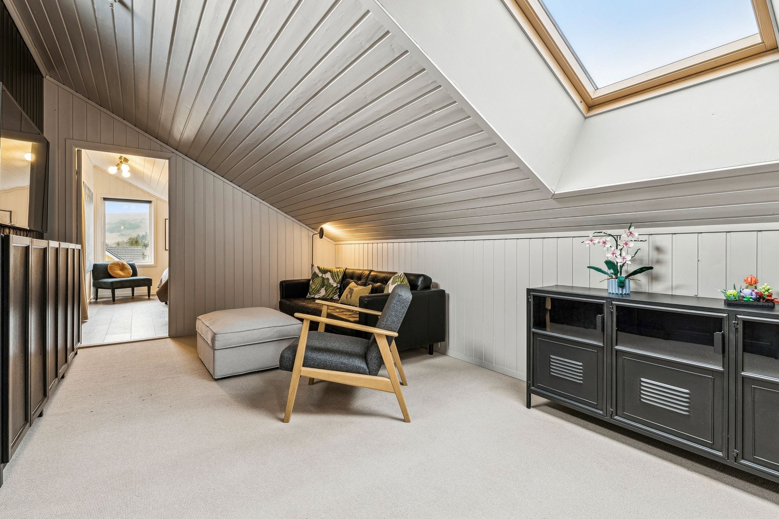 Loftsstue med gode oppbevaringsmuligheter. Galleribilde