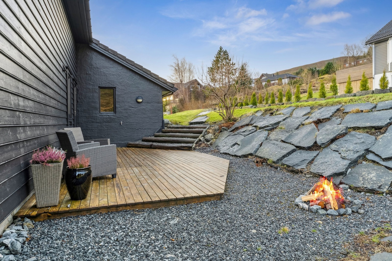 Uteplass bak huset også, for å nyte ettermiddag/kveldssolen. Galleribilde