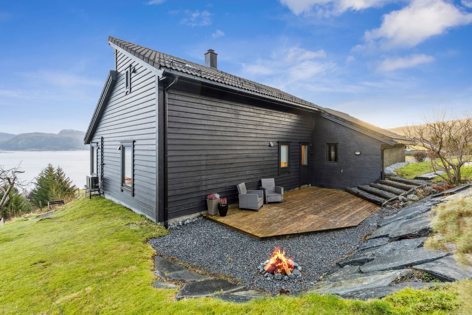 Med utgang fra ett av tre soverom til terrassen. Galleribilde