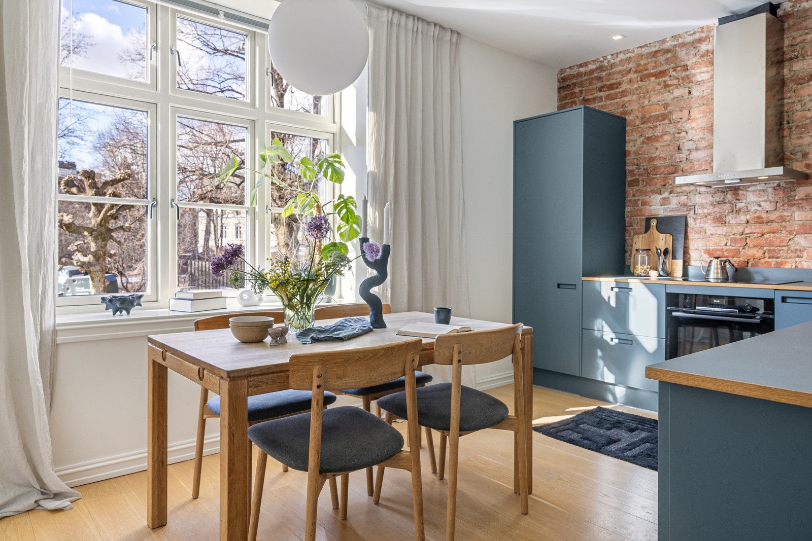 Stilrent Svane-kjøkken fra 2022, hvor moderne design kombineres med klassiske detaljer. Galleribilde