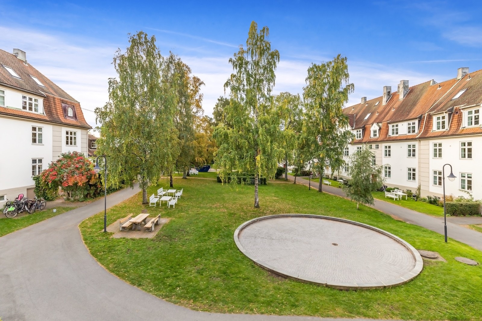 Selgers ord: "Vannspeilet i bakgården har vært barnas lille badeplass, hvor de har plasket og ledd i timevis." Galleribilde