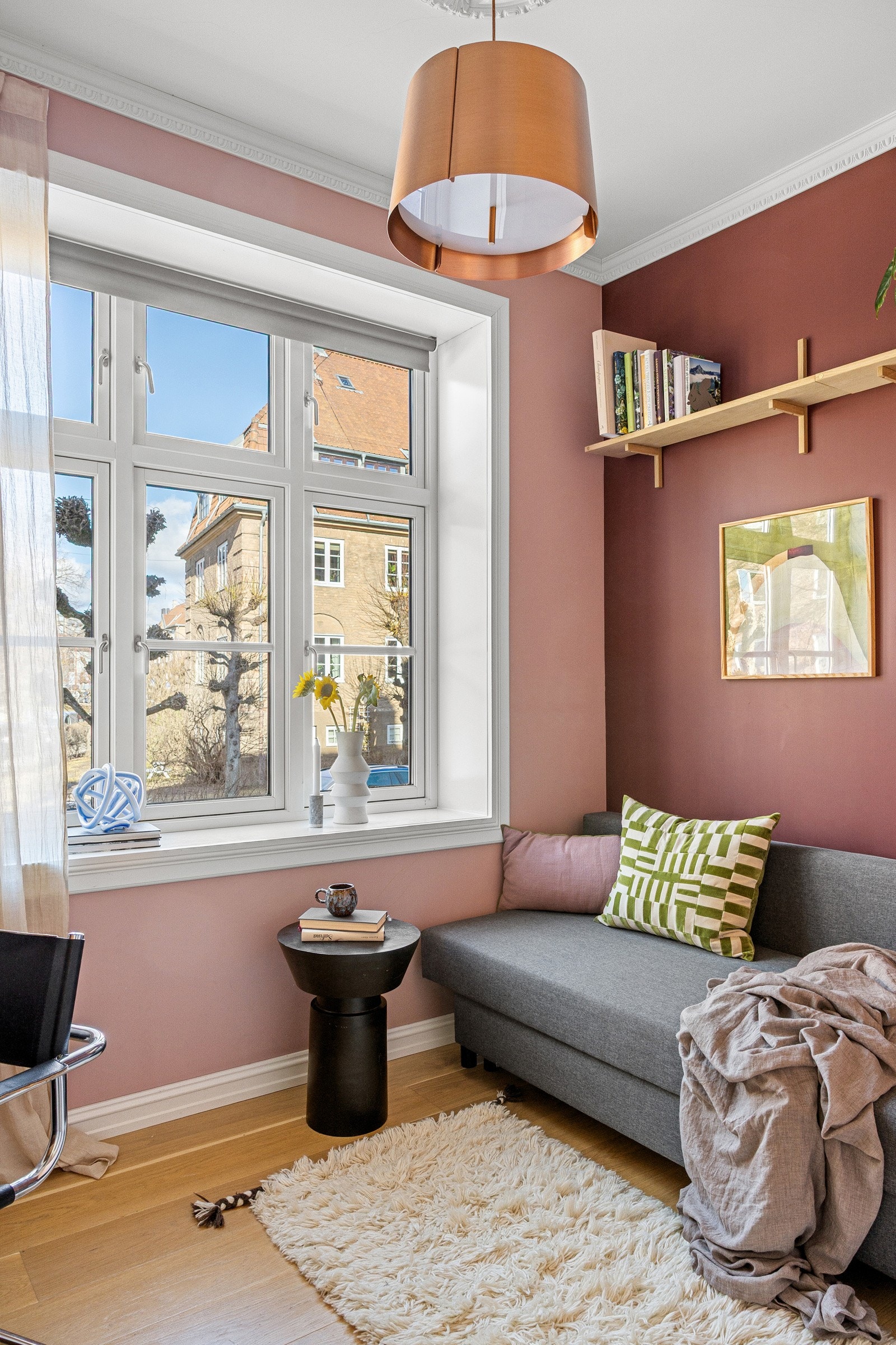 Lyst og fleksibelt rom på ca. 10 m² med plass til dobbeltseng, skrivebord og garderobeskap. Galleribilde