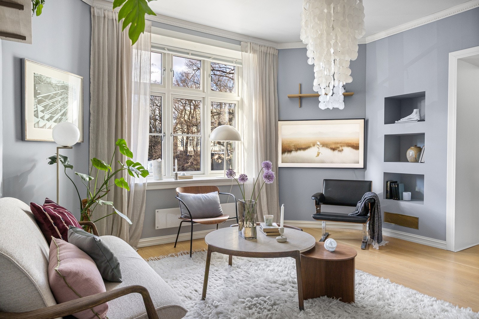 Boligen er plassert i populære Lindern Hageby, kjent for sine idylliske og barnevennlige omgivelser. Galleribilde