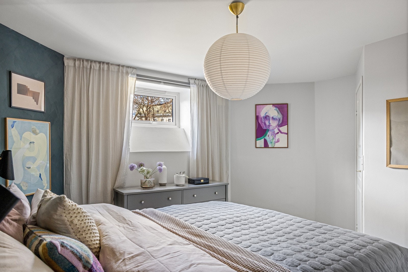 Hovedsoverommet er ca. 14 m² og har et vakkert karnapp. I tillegg finnes smarte, spesialtilpassede oppbevaringsløsninger under trappen. Galleribilde