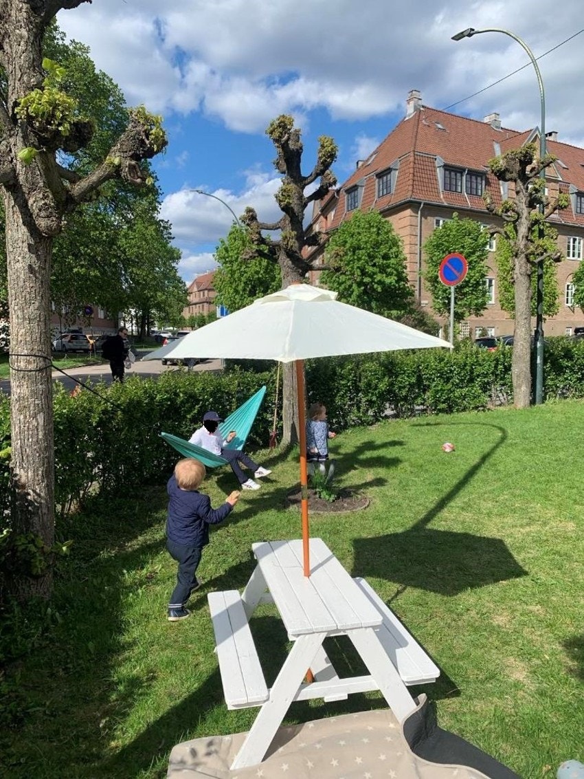 Selgers bilde og ord: "Forhagen har vært vår grønne stue, hvor vi har hatt lange middager, drukket kaffe og sett barna leke på plenen. Galleribilde