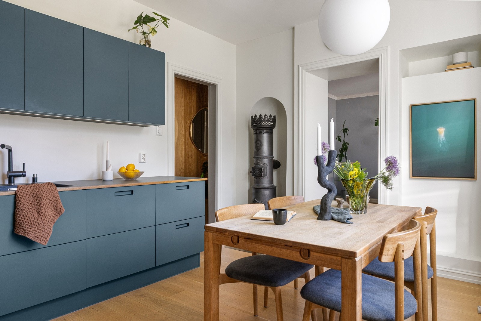 God plass til et spisebord, hvor du kan nyte måltider med utsikt mot rolige og grønne omgivelser. Galleribilde